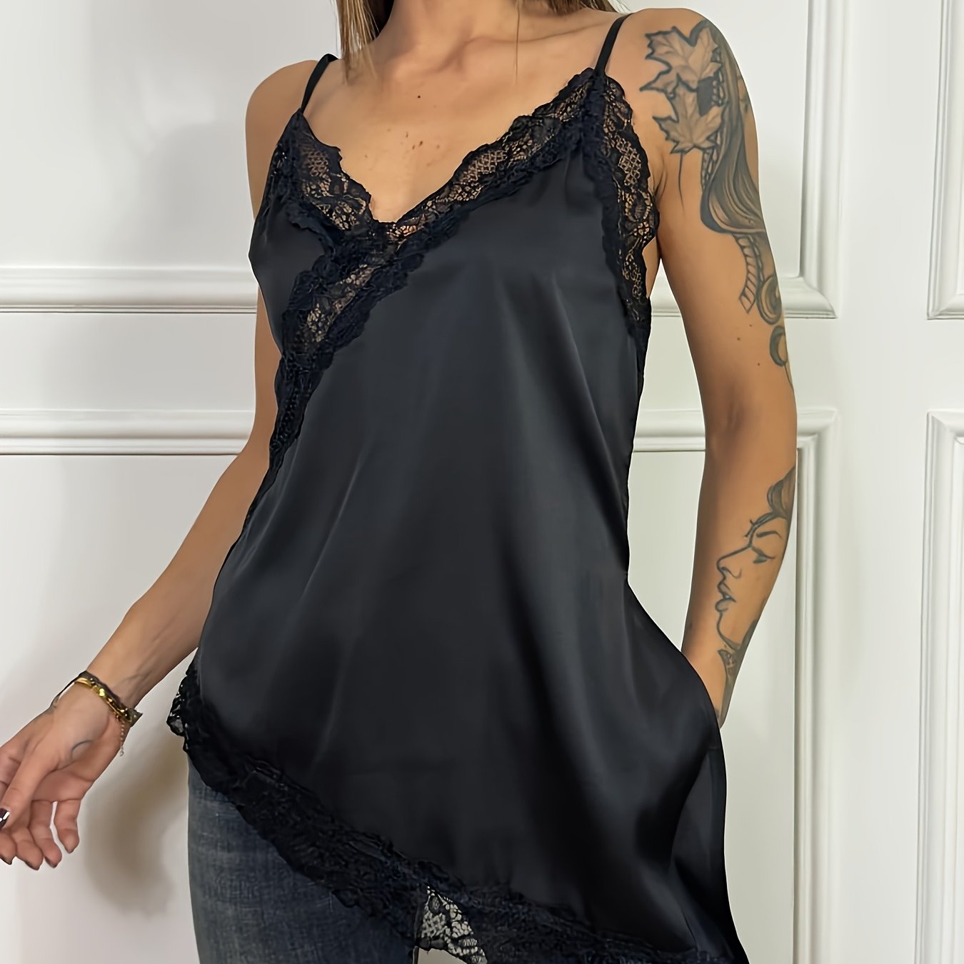 E-shop Damen Sommer Satin Asymmetrisches Camisole mit verstellbaren Trägern. Spitzendetails am Saum, Busen Ausschnitt, Seitenschlitz, V-Ausschnitt