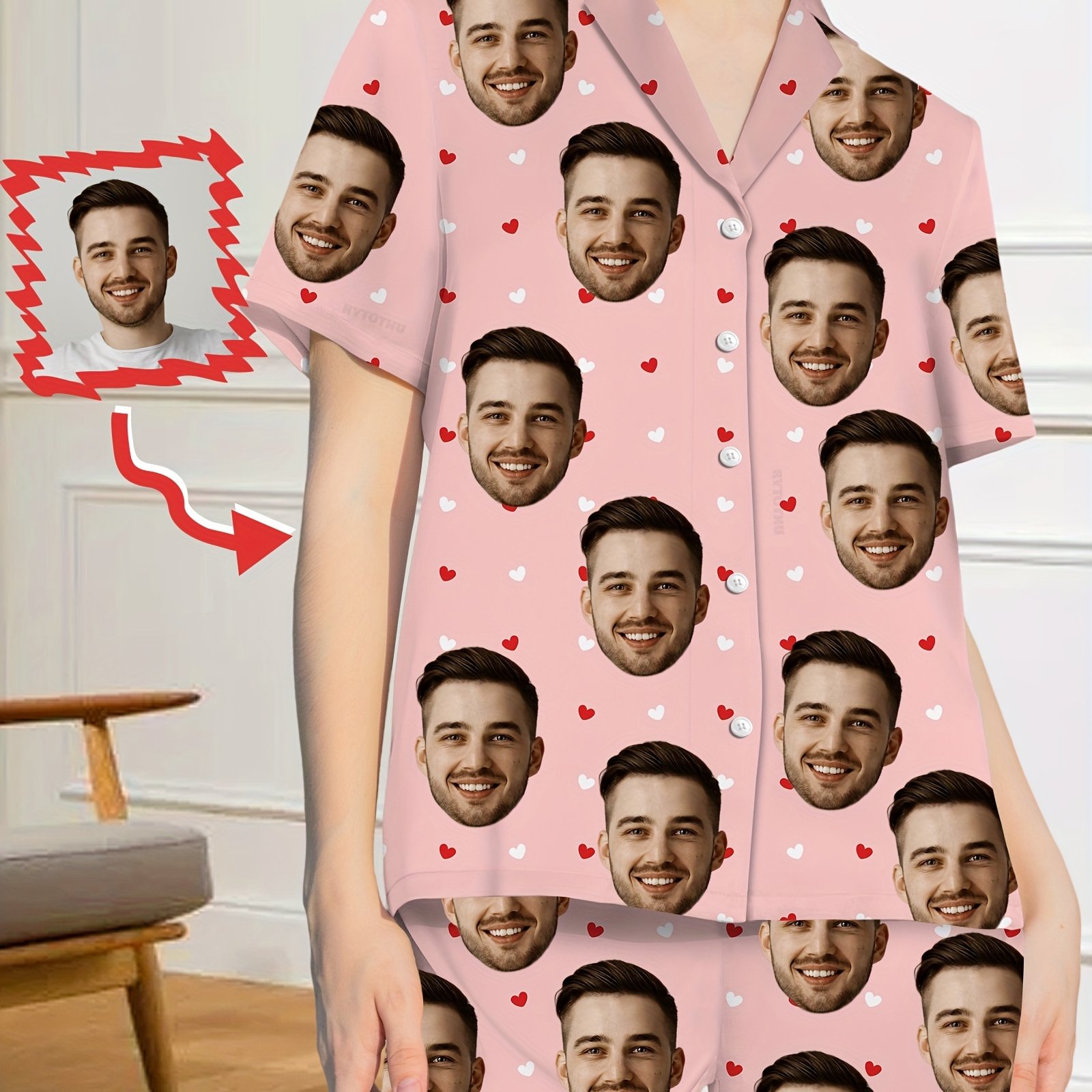 E-shop Personalisiertes Damen-Pyjama-Set mit kurzen Hosen, bestehend aus einem kurzärmeligen Shirt mit Herzmuster passender kurzer Pyjamahose.