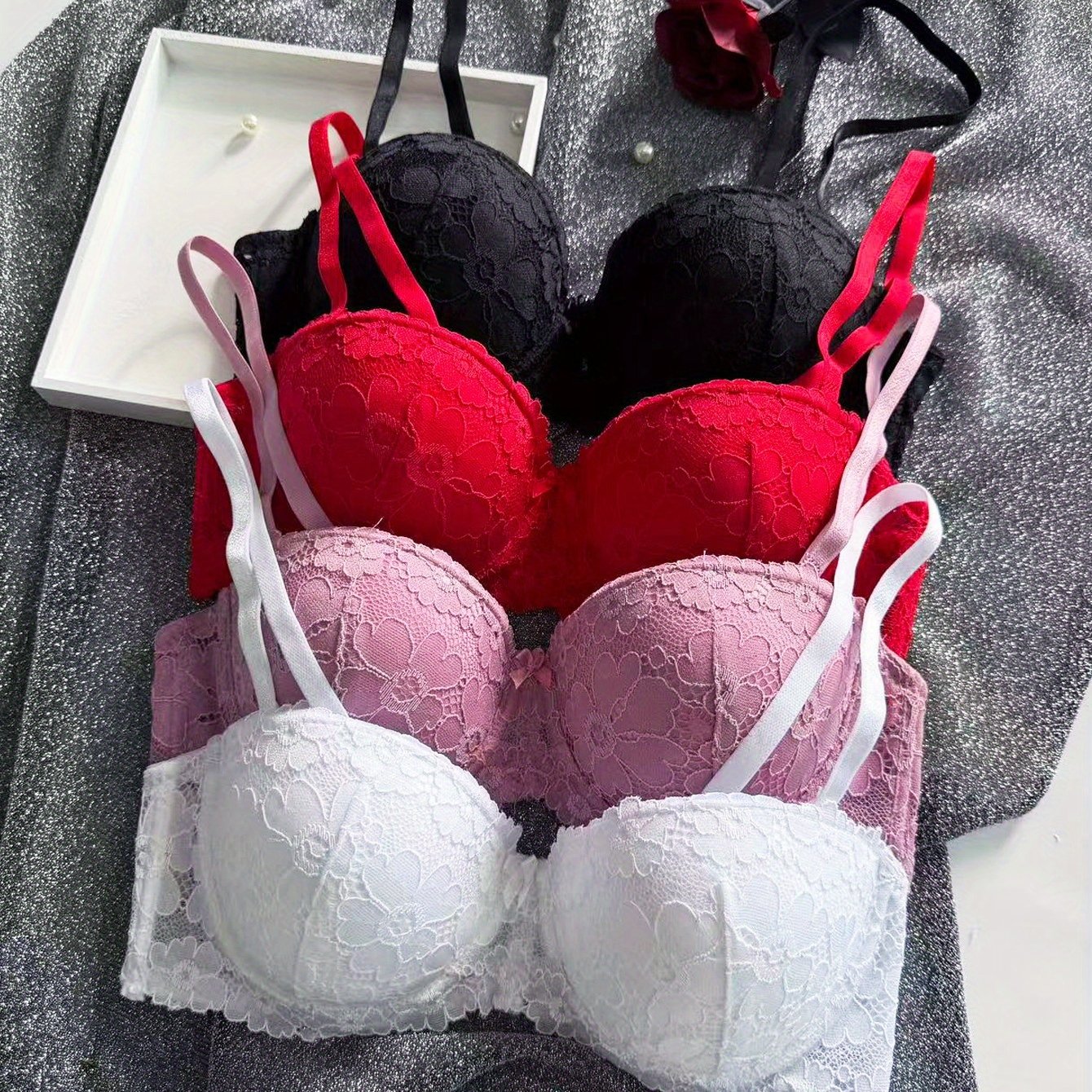 E-shop Set mit 4 Damen-BHs aus Spitze, entwickelt zum Heben und Stützen kleiner Brüste, mit Bügel zur Verhinderung von Hängen und zur Verbesserung des