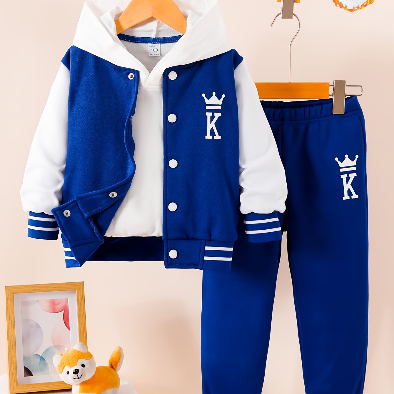 TEMU Set moda /inverno per ragazzi, giacca da baseball classica monopetto abbinata a pantaloni lunghi casual a , con stampa a " K Corona". Un set per