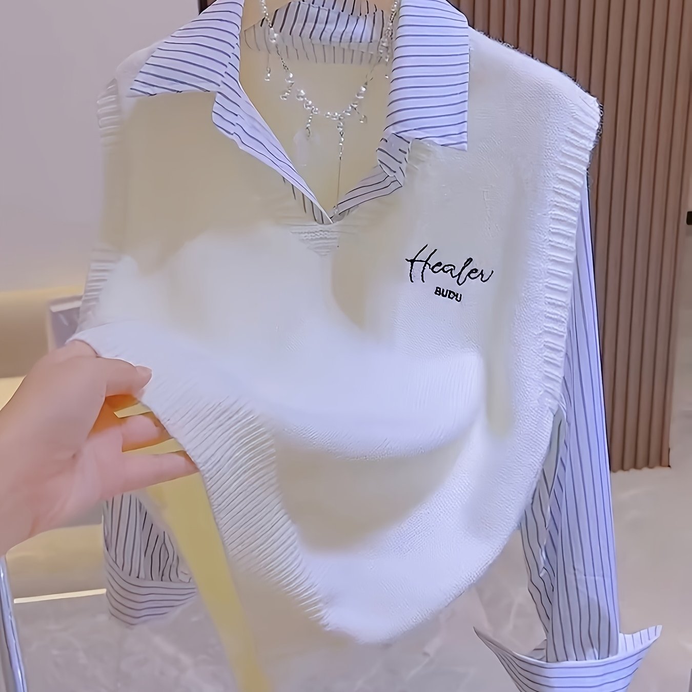 TEMU Un look 2-en-1 très élégant de style coréen : Chemise à col rayée superposée à un gilet pour femme. Nouveau haut 2025 de style , et polyvalent