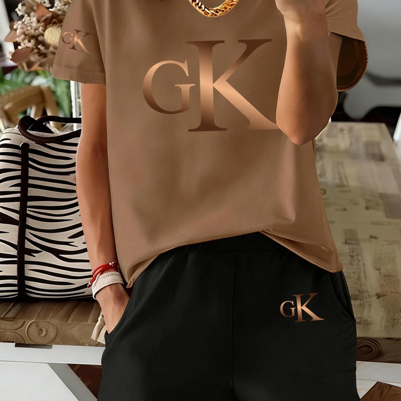 TEMU Ensemble tendance et décontracté à imprimé lettre "K" dorée avec un design simple et élégant. un t-shirt à manches courtes et col rond associé à