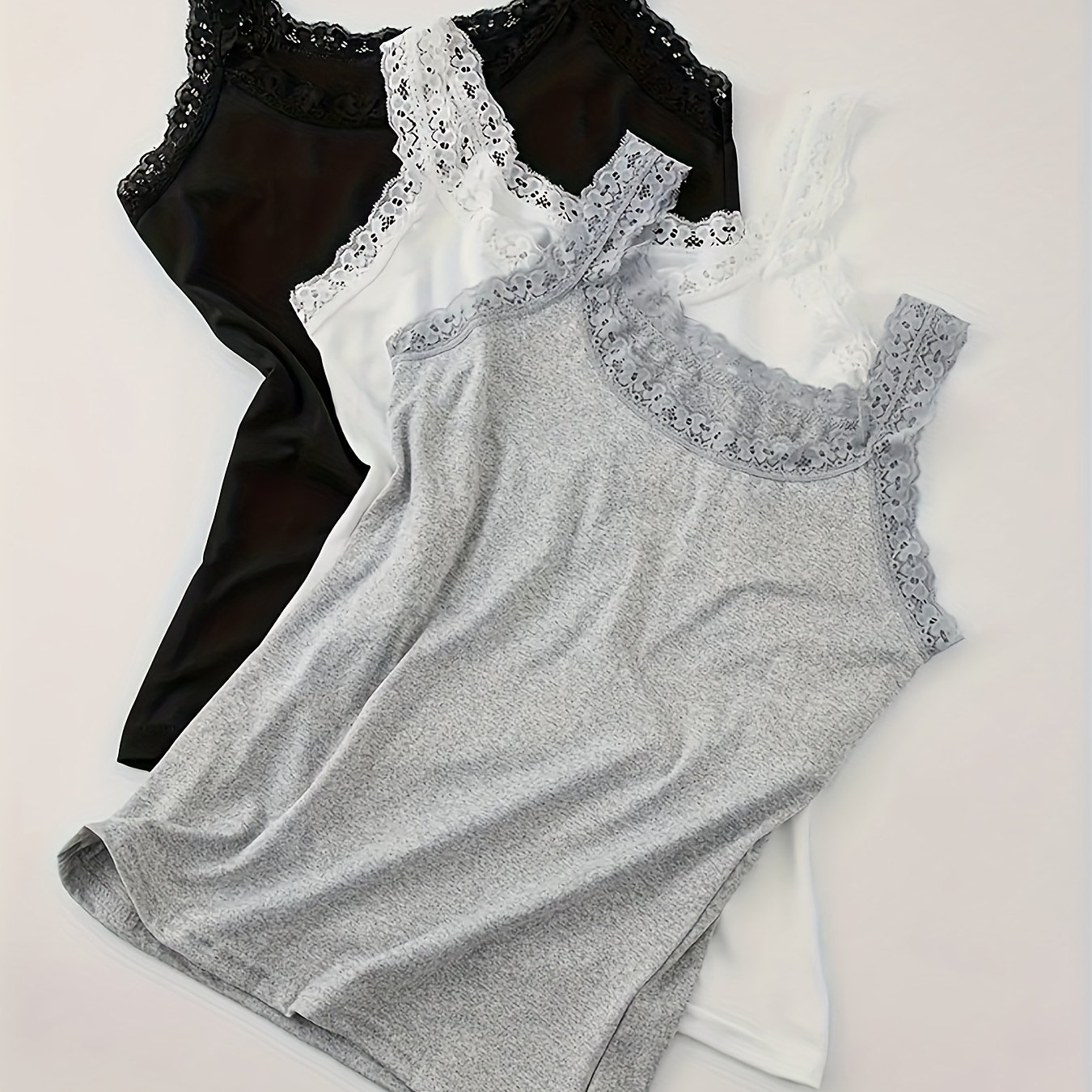 E-shop Set mit 3 Spitzen-Tanktops mit Rundhalsausschnitt, neu für Frühling und Sommer, mit kontrastierenden Farben. Bequem und vielseitig, geeignet zum