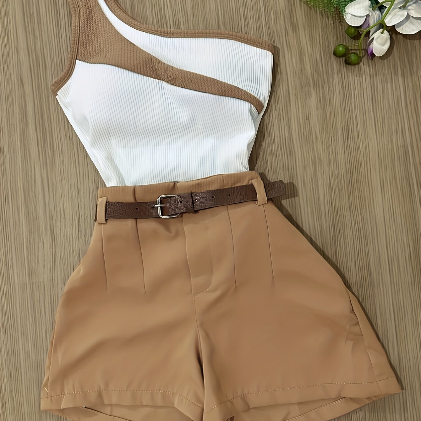 E-shop Pendler-Set für Damen im französischen Stil: Off-Shoulder-Weste, Farbblock-Blazer, Vintage-Shorts (Gürtel nicht enthalten), lässiges, elegantes