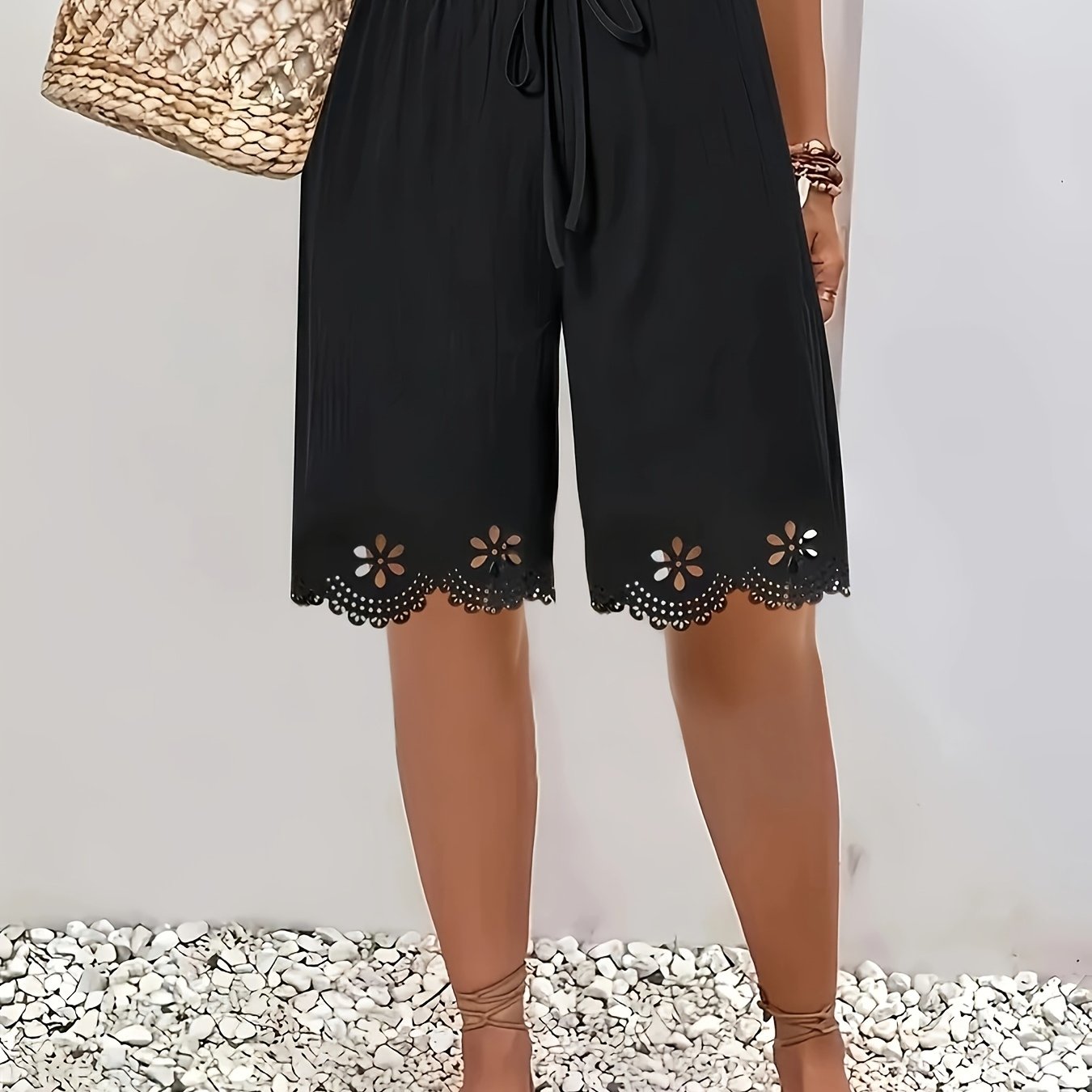 E-shop Plus Size - Elegante High-Waist Shorts für Damen - Lässige Shorts mit floralem Spitzenbund und Kunststoff--Verzierung. Maschinenwaschbar,