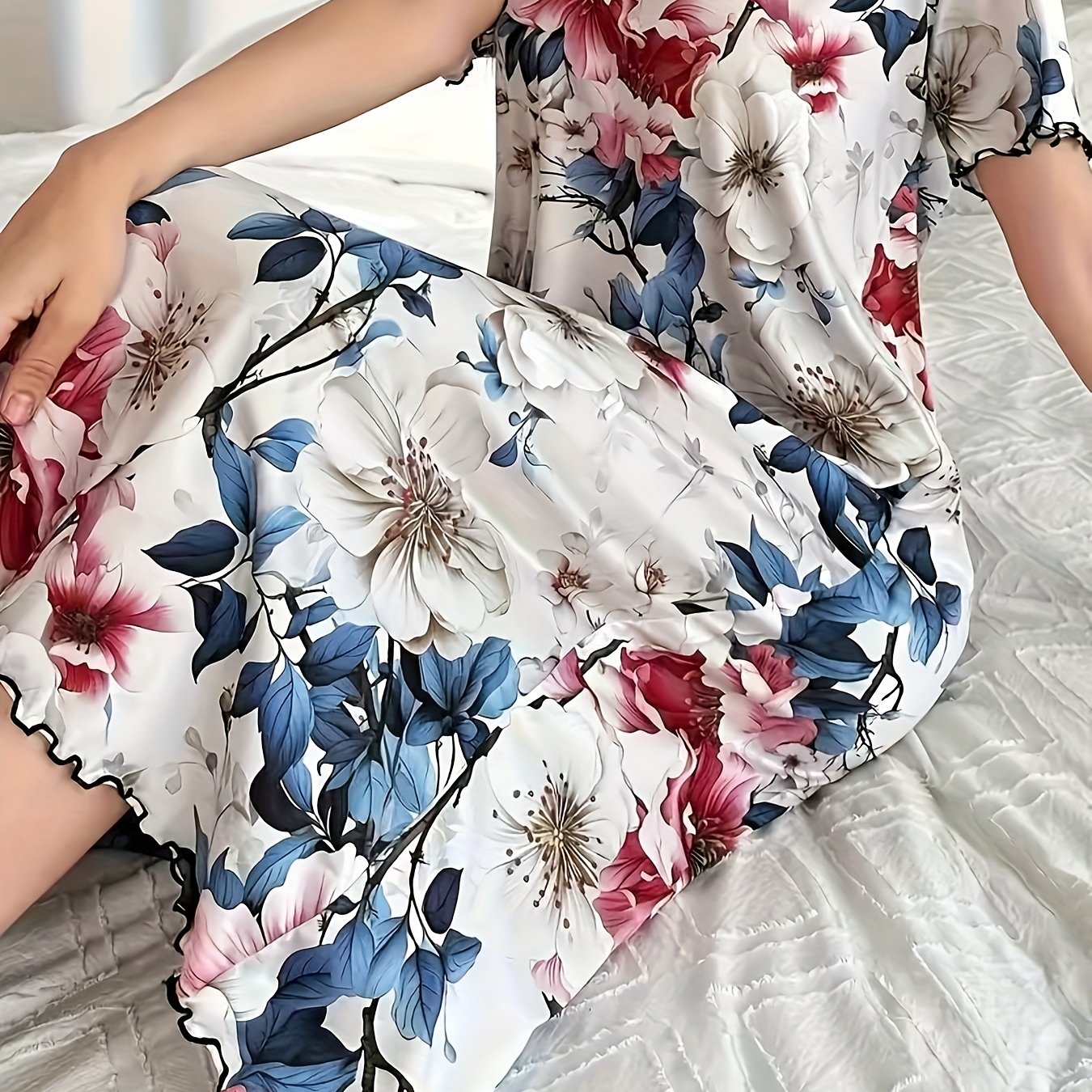E-shop Elegantes Damen Nachthemd mit blau-rotem Blumenmuster - Kurzärmeliges, dehnbares Nachtkleid mit Rundhalsausschnitt, maschinenwaschbarer Sommer