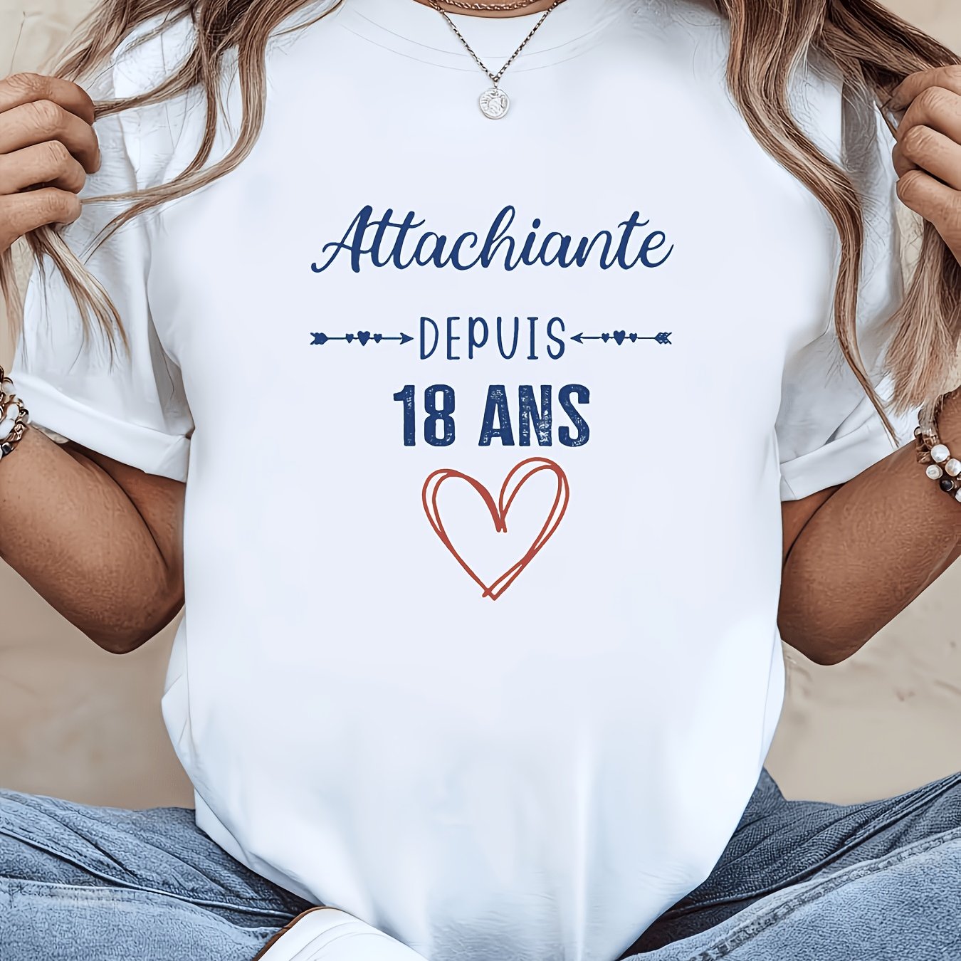 TEMU T-shirt pour femme à col rond et manches courtes avec imprimé « Attachiante Depuis 18 Ans » - et adorable que depuis l'âge de 18 ans - Convient