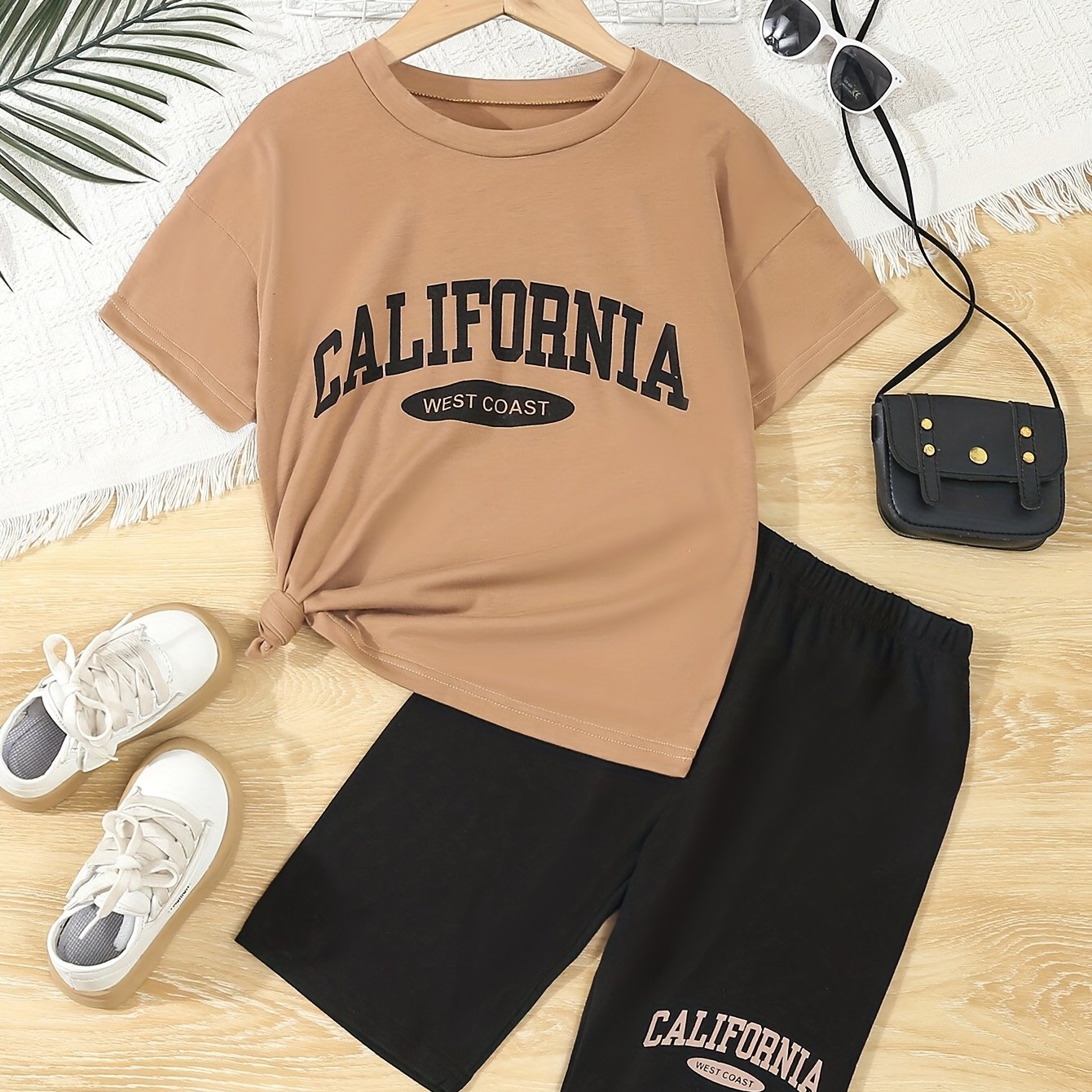 Image of Girls' Summer Set: Retro Letter Print T-shirt, Short Sleeve Casual Loose Fit Round Neck Top And Slim-fit Printed Pants Two-piece Outfit, Perfect For Outdoor