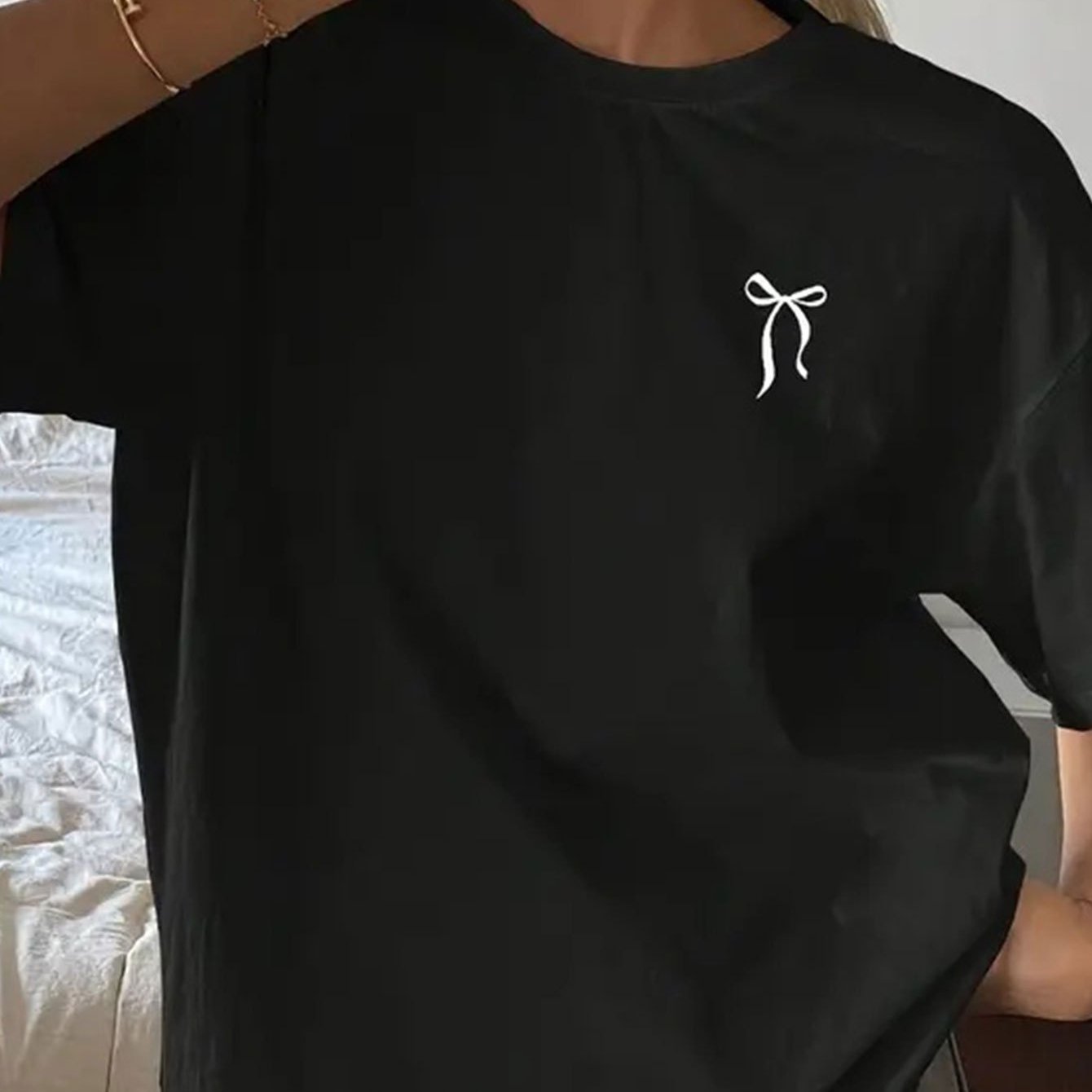 Image of Women's Round-neck Short-sleeve T-shirt With Bow Detail, Simple Casual Design, Women's Short Sleeves