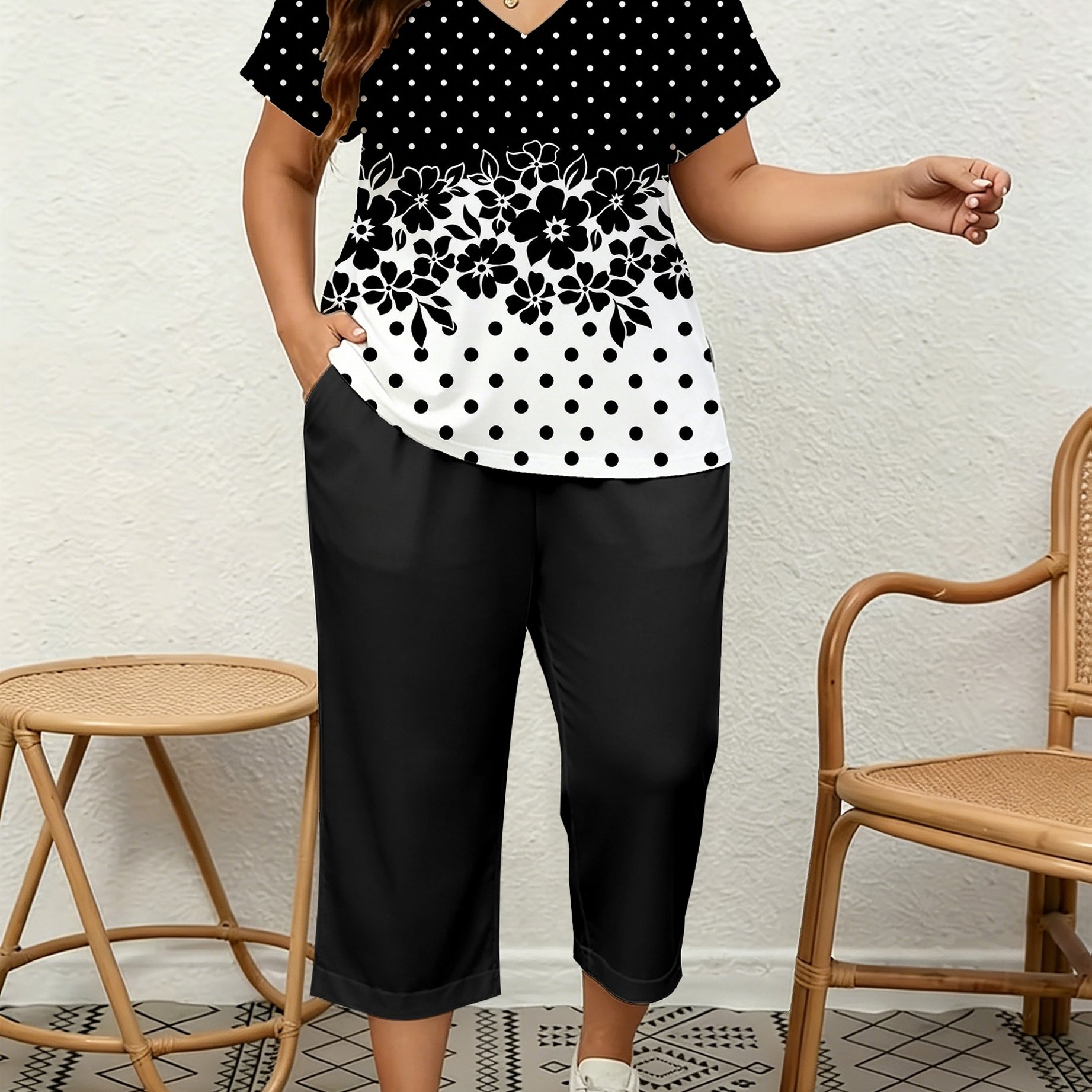 Image of Plus Size, Plate-size Suit - An Elegant And Fashionable 2pcs V-neck For Women. It Features A Polka Dot Floral Print T-shirt And Pocket 7-inch Pants, Making It Suitable For Daily , , And Vacations.