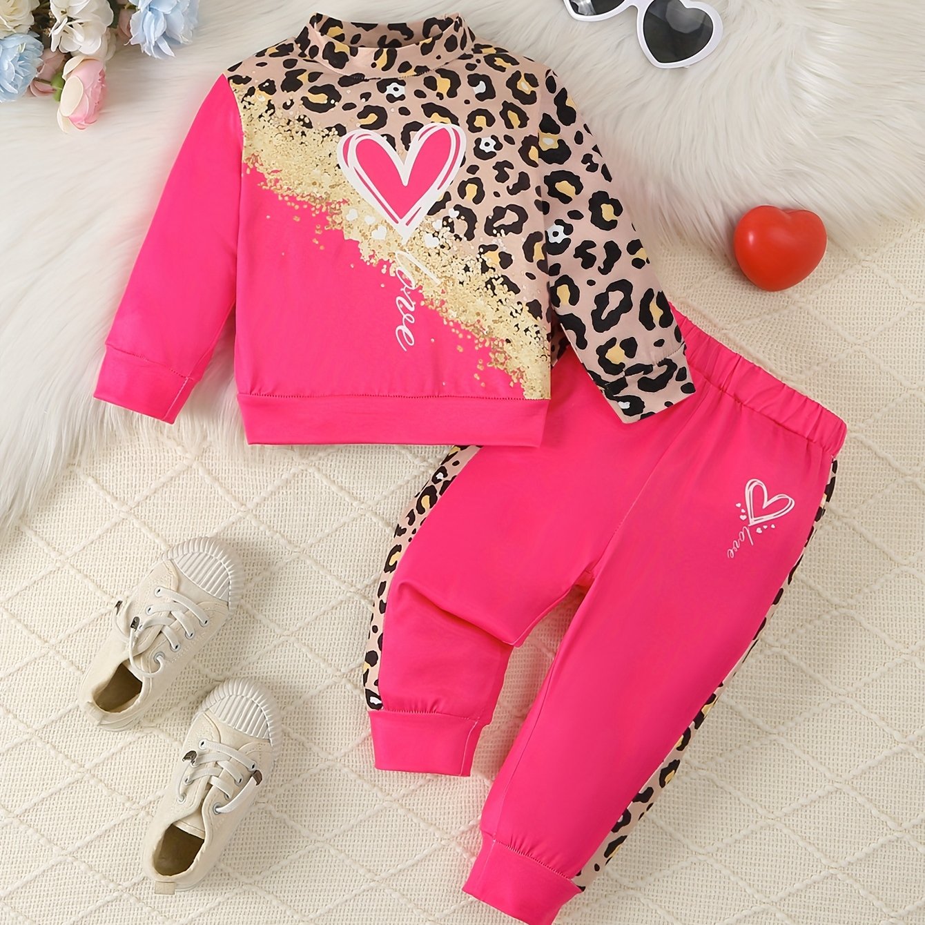 Image of A Set For Girls Featuring A Round-neck Sweatshirt And Tapered Sweatpants, With A Leopard Print , For Outdoor