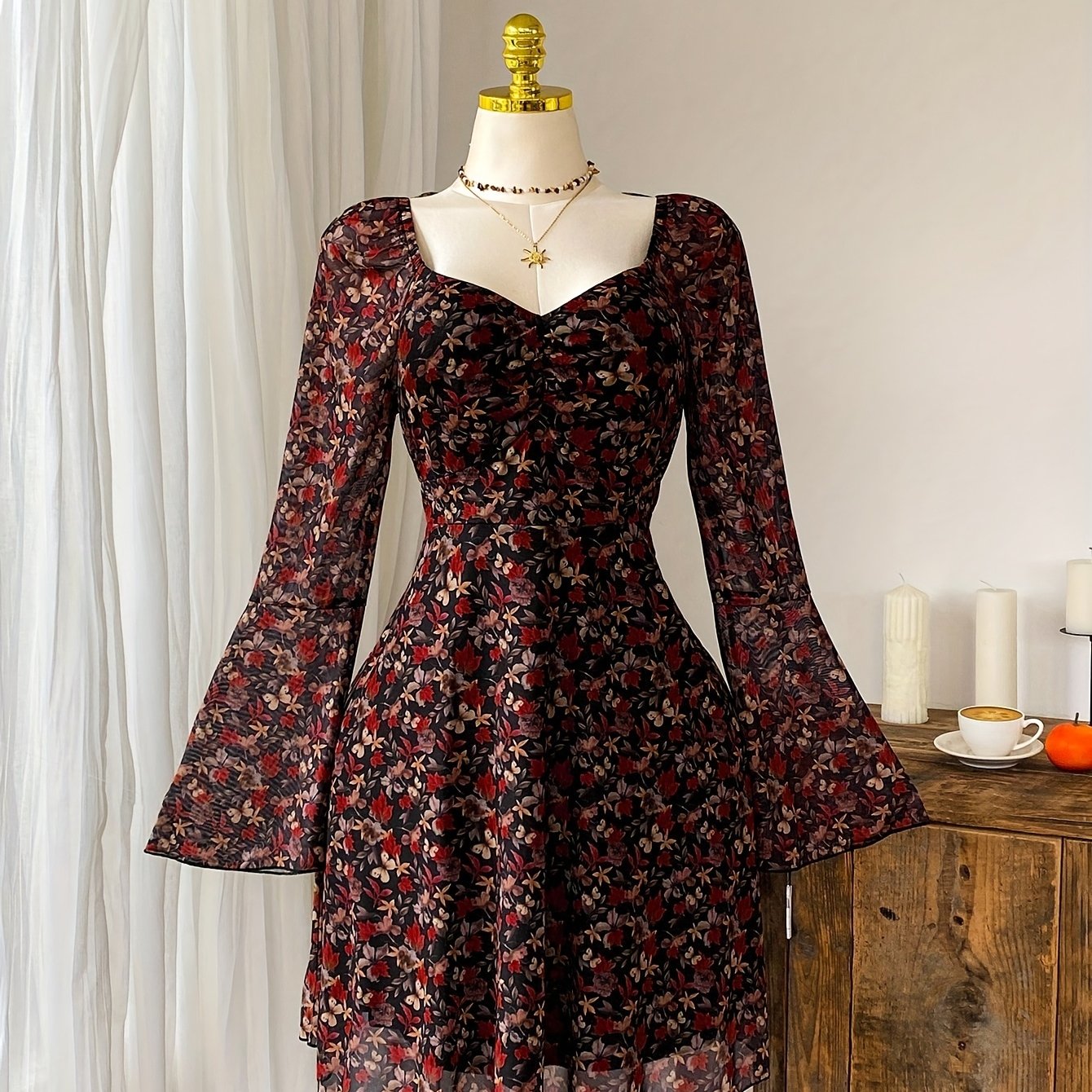 E-shop Elegantes Vintage-Kurzkleid für Damen mit V-Ausschnitt, langen Ärmeln kleinem Blumenmuster aus Chiffon