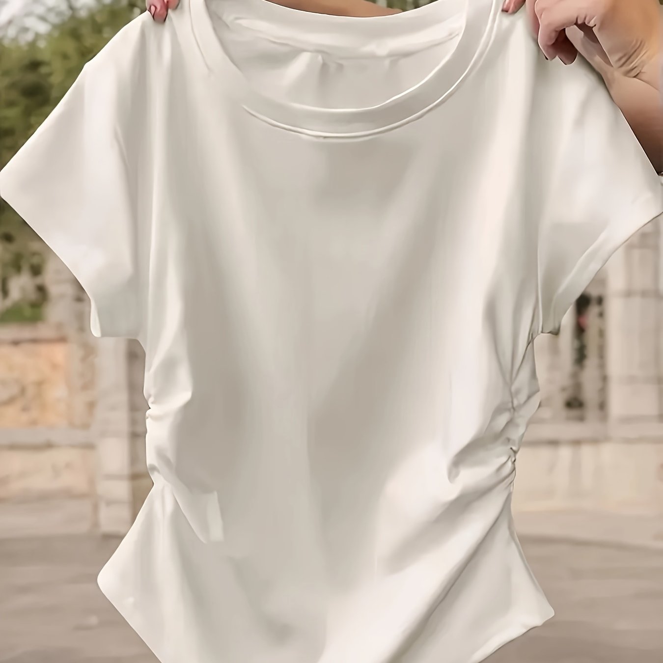 E-shop Ein stylisches trendiges (süß – doch – kantig im Look) Damen-Kurzarm-T-Shirt mit lässigem sportlichem Vibe einzigartigem Druck