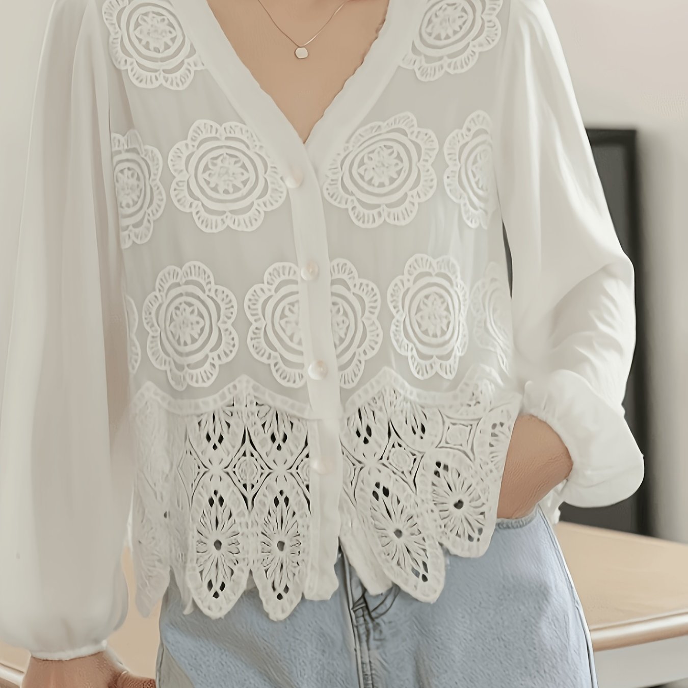 E-shop Ethno-inspirierte Damen Häkeljacke - Leichte Chiffon Langarm V-Ausschnitt Spitzen Cover-Up mit geometrischem Cut-Out Design für Frühling Sommer
