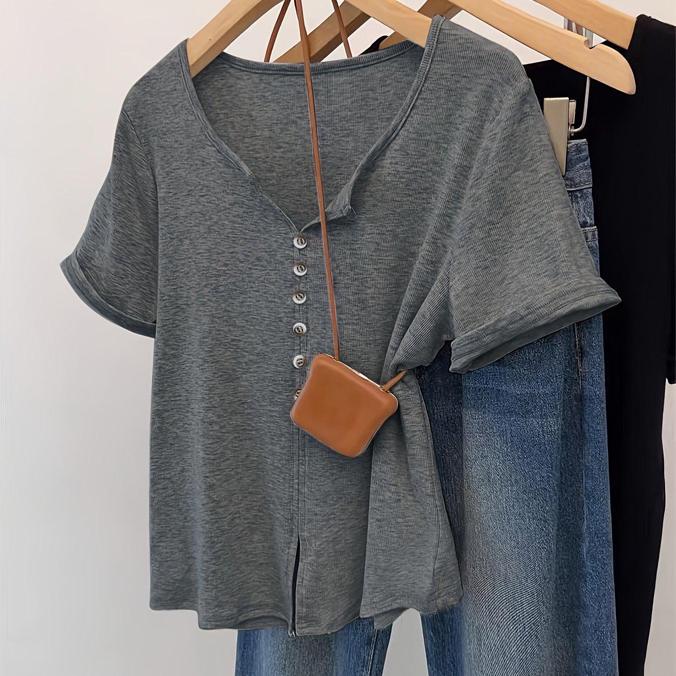 E-shop Neues modisches, elegantes, einfach, lässiges, vielseitiges, einfarbiges T-Shirt mit Schlitz und kurzen Ärmeln mit Kunststoffknöpfen für Damen,