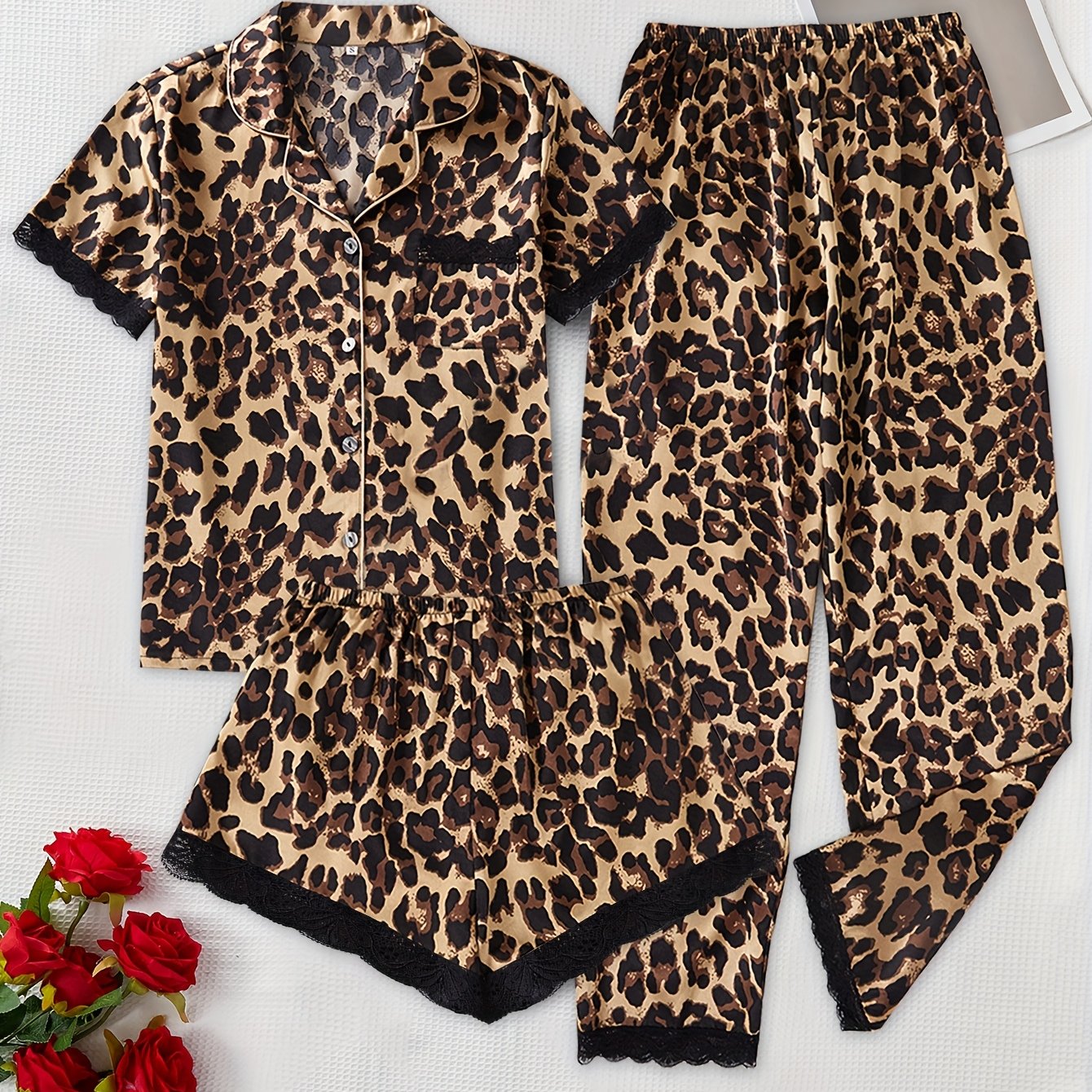 E-shop 3-teiliges Damen-Pyjama-Set mit Kurzarm-Oberteil, Shorts und Langhose in Leopardenmuster und Spitzenbesatz mit Reverskragen