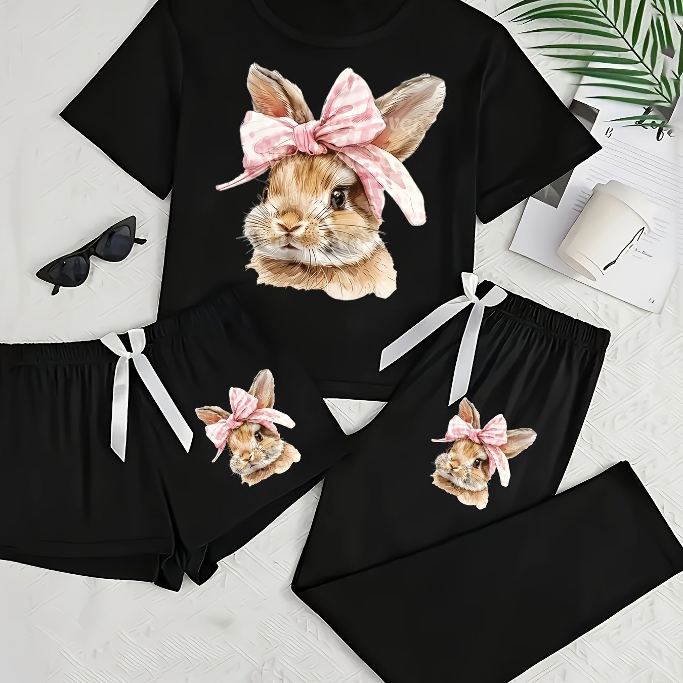 E-shop Damens Casual Niedliches Cartoon-Dreiteiliges Pyjama-Set – Schwarzes Kurzarmshirt mit Rosa Schleife & Hasenmotiv, Passende Shorts & Hose, Weiche