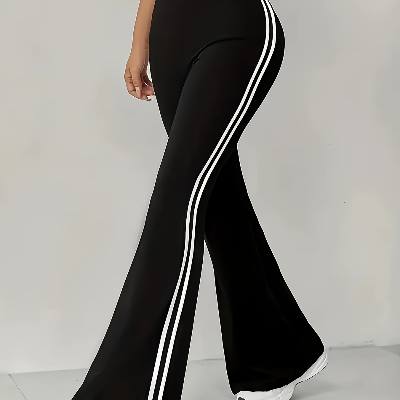 E-shop Eine Plus-Size Damen High-Waist Wide-Leg Hose mit Seitestreifen, elastisch und bequem, geeignet für Freizeit- und Sportbekleidung. Das Design