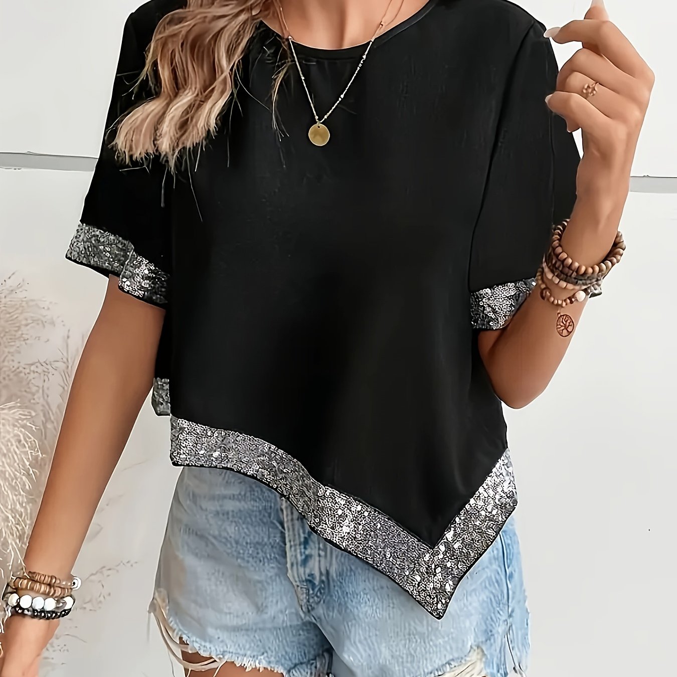 E-shop Elegantes, gerichtetes -Pailletten-Shirt mit Rundhalsausschnitt, lässiges, kurzärmeliges, asymmetrisches Oberteil mit Saum für Frühling und