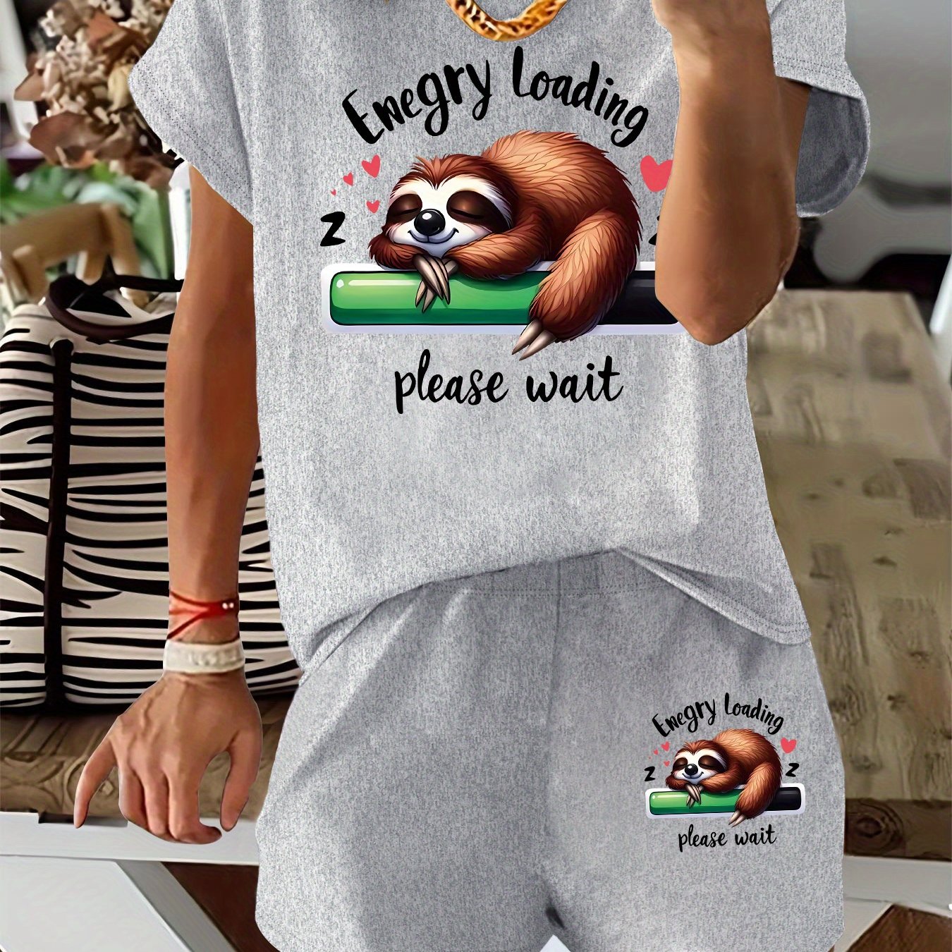 E-shop Damen Casual T-Shirt & Shorts Set - " Bitte Warten" Sloth Print, Comfy Curved Hem, Hellgrau Zweiteiliges Outfit mit Kordel Shorts, für