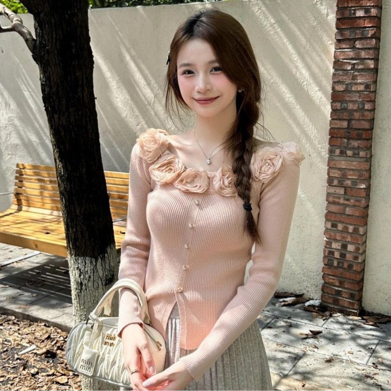 TEMU 【レディース】セーター。優しいピンクの花柄デザインと、肩の下に着ると鎖骨が際立つオフショルダースタイル。秋と冬に最適。