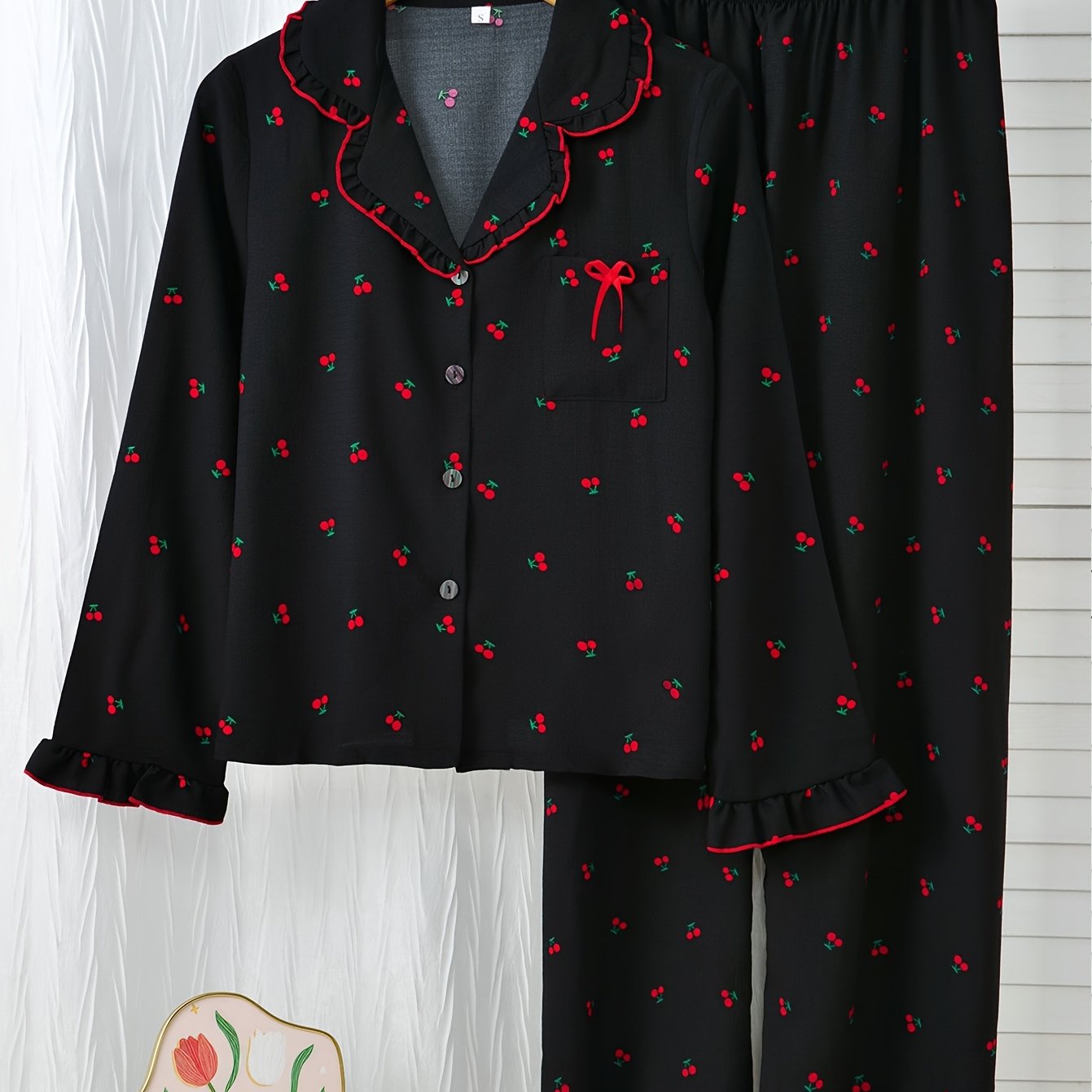 E-shop 2er-Set Damen Pyjama mit Kirschmuster, Langarm- und Hosen-Set mit Spitzenbesatz, Bequeme und gemütliche Hauskleidung mit roter Besatz,