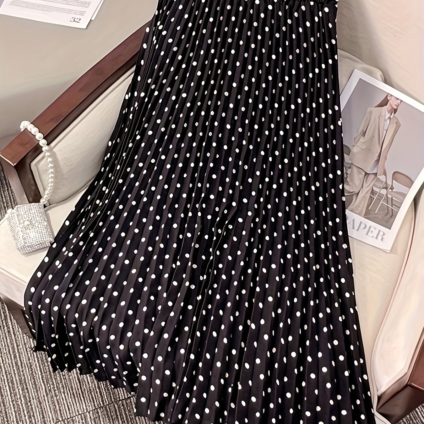 εικόνα αντικειμένου plus size - plus size - η κομψή κυρία φοράει μια ψηλόμεση, μήκους μέσης a γραμμή φούστα με πλισέ και πουά, με ελαστική μέση