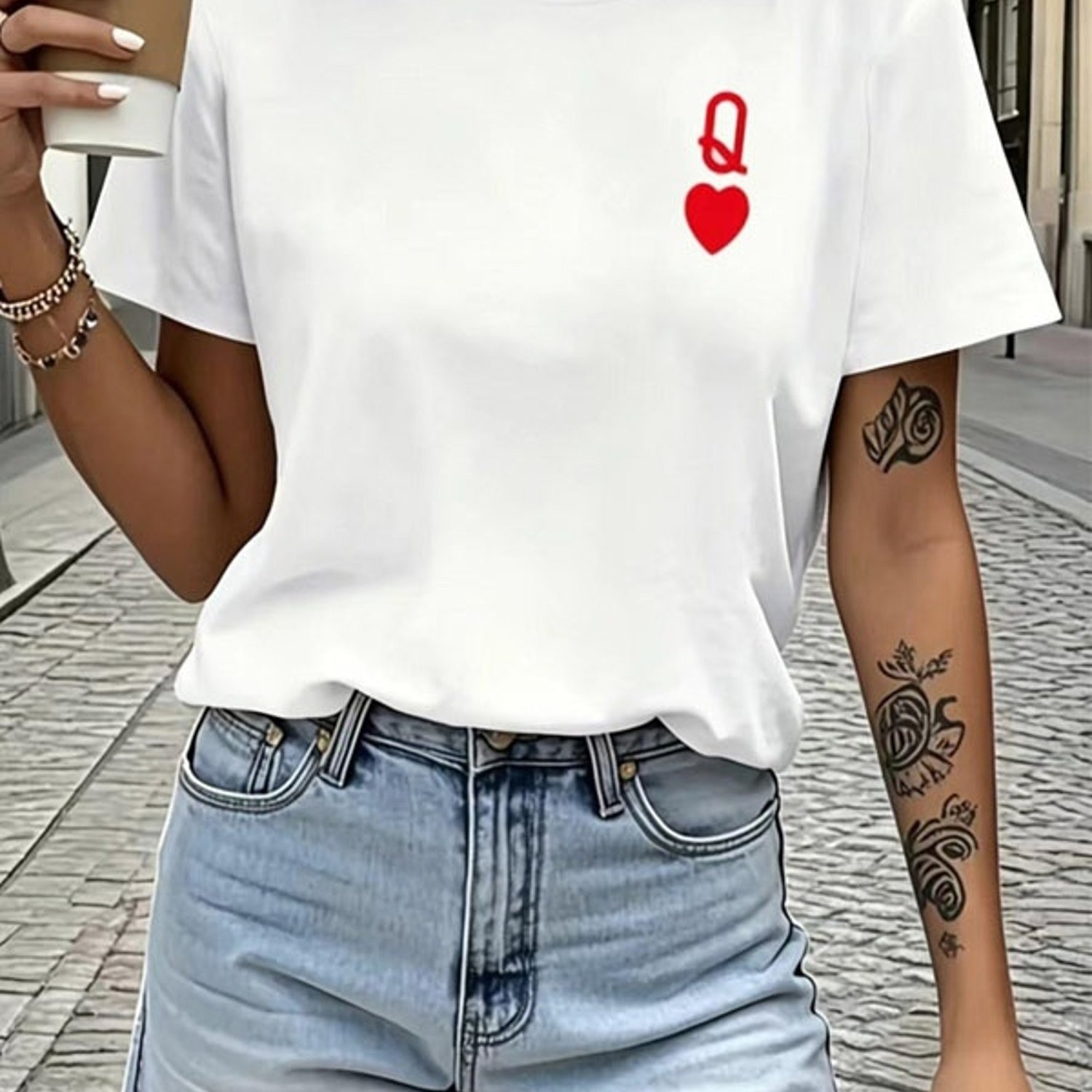 TEMU T-shirt à manches courtes et col rond pour femmes, imprimé cœur rouge et lettre Q stylisée sur la poitrine gauche, haut blanc léger et