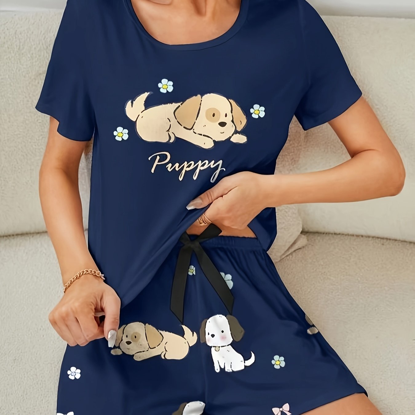 E-shop Damens Süßes Hundemotiv-Pyjama-Set, Hochwertiges 2-teiliges Set mit Kurzarm-Rundhals-T-Shirt und Schmetterlings-Deko-Lose Shorts, Bequeme