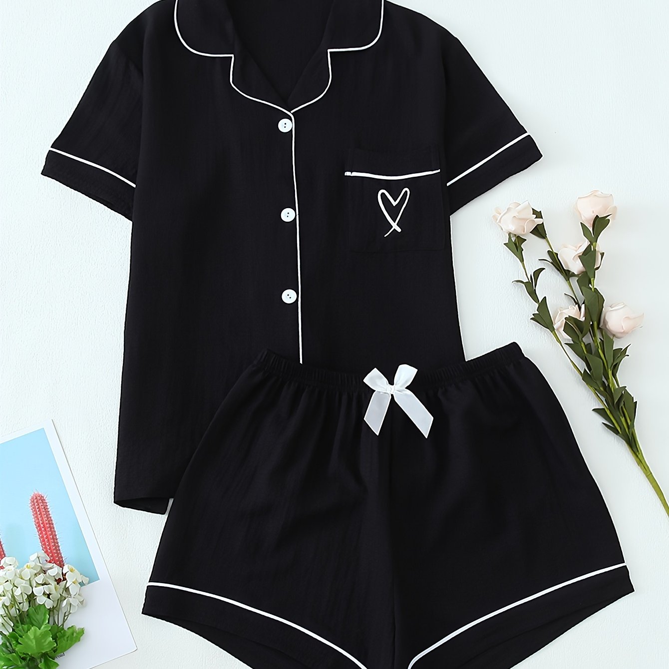 E-shop Damenset für Freizeit: Einfacher Anzug mit Schwarzem Herz-Stickerei, Kurzarm-Oberteil und Shorts mit Kragen, 2-teilig. Tragbare Pyjamas und