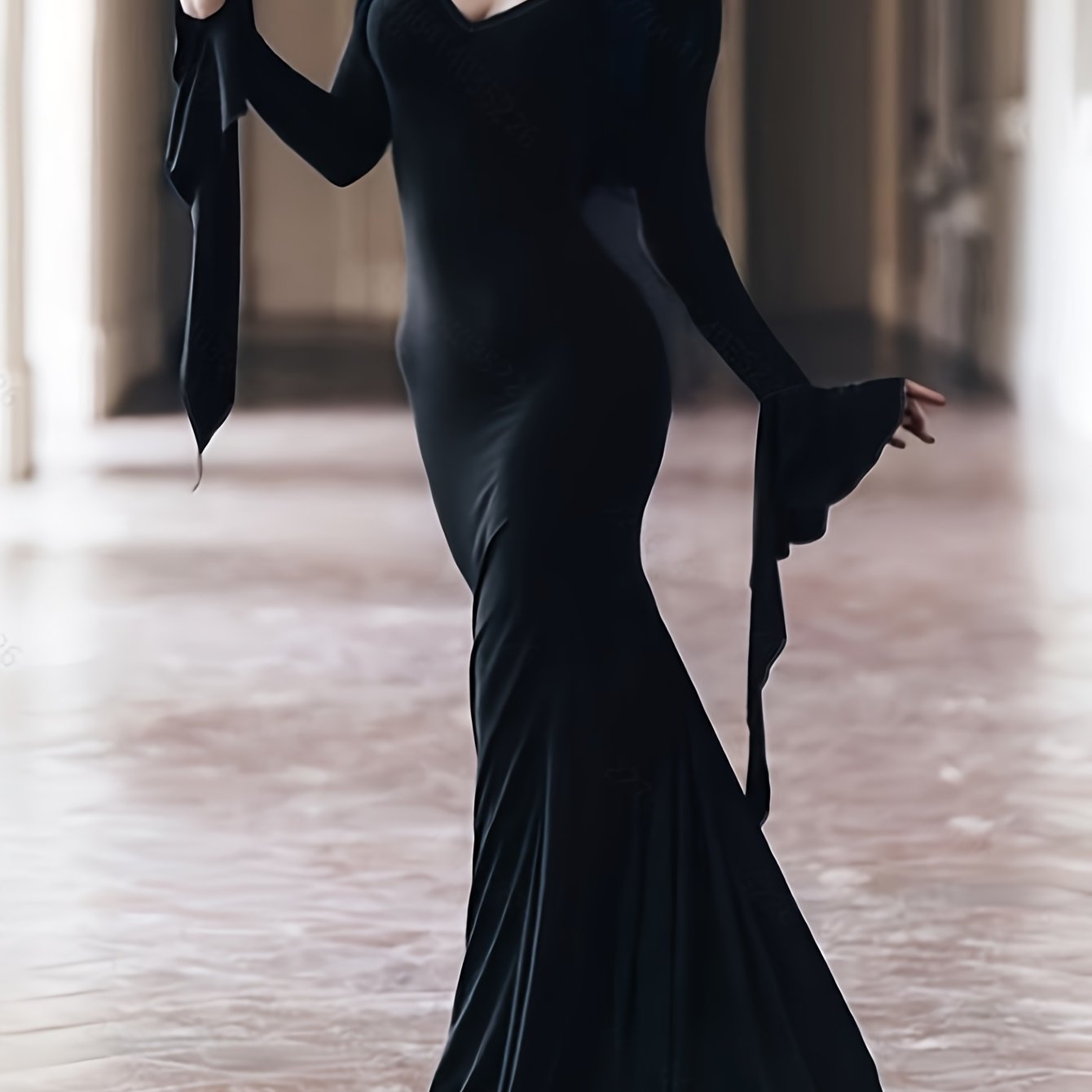 E-shop Neues Gothic Damenkleid im dunklen Halloween-Stil mit V-Ausschnitt und langen Ärmeln, und figurbetont, mit einem sexy, bodenlangen Design