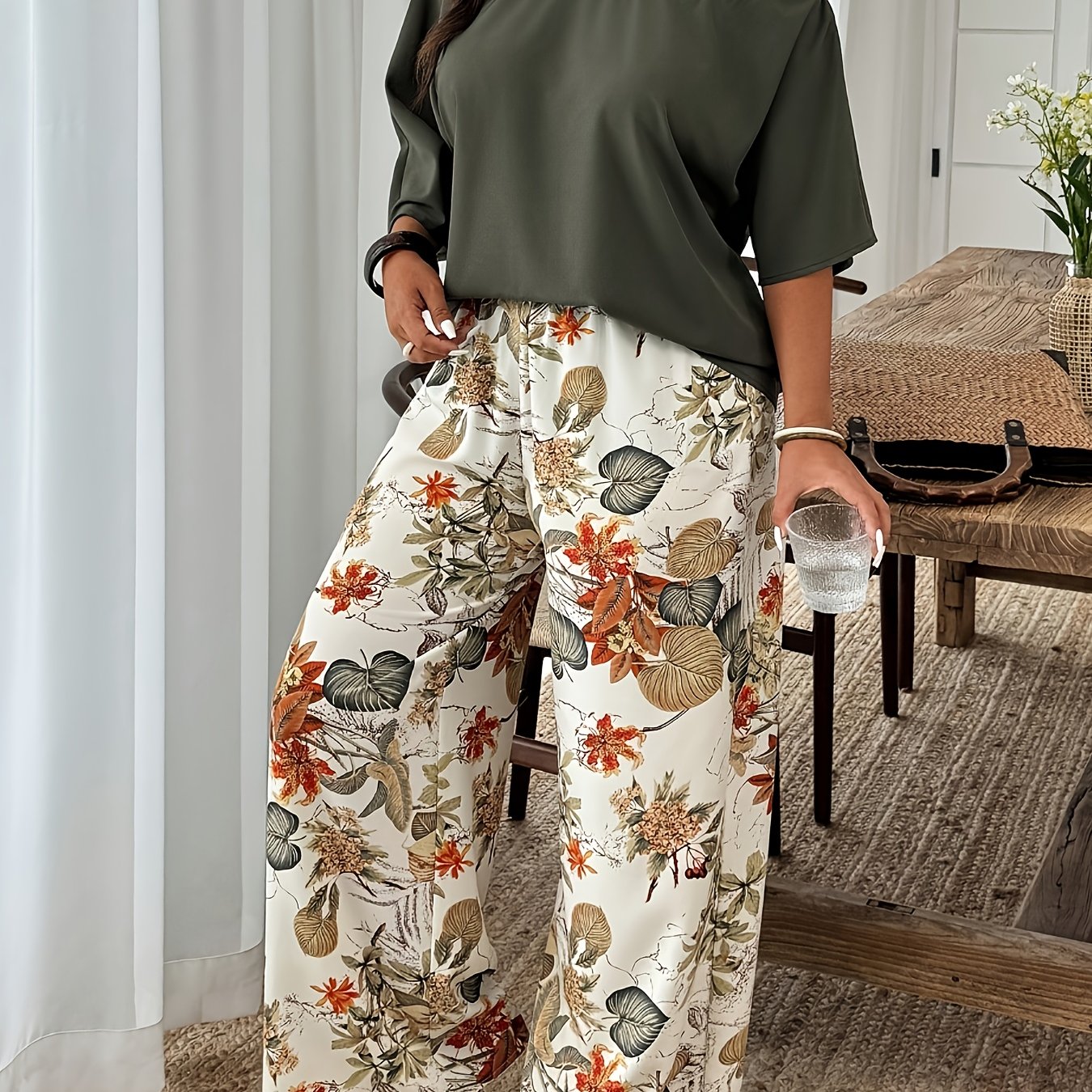 E-shop Plus Size - Plus Size - Neues Sommer-Set für Damen in großen Größen: lockere Oberteil mit Print und weite Hose, lässiges zweiteiliges Outfit für