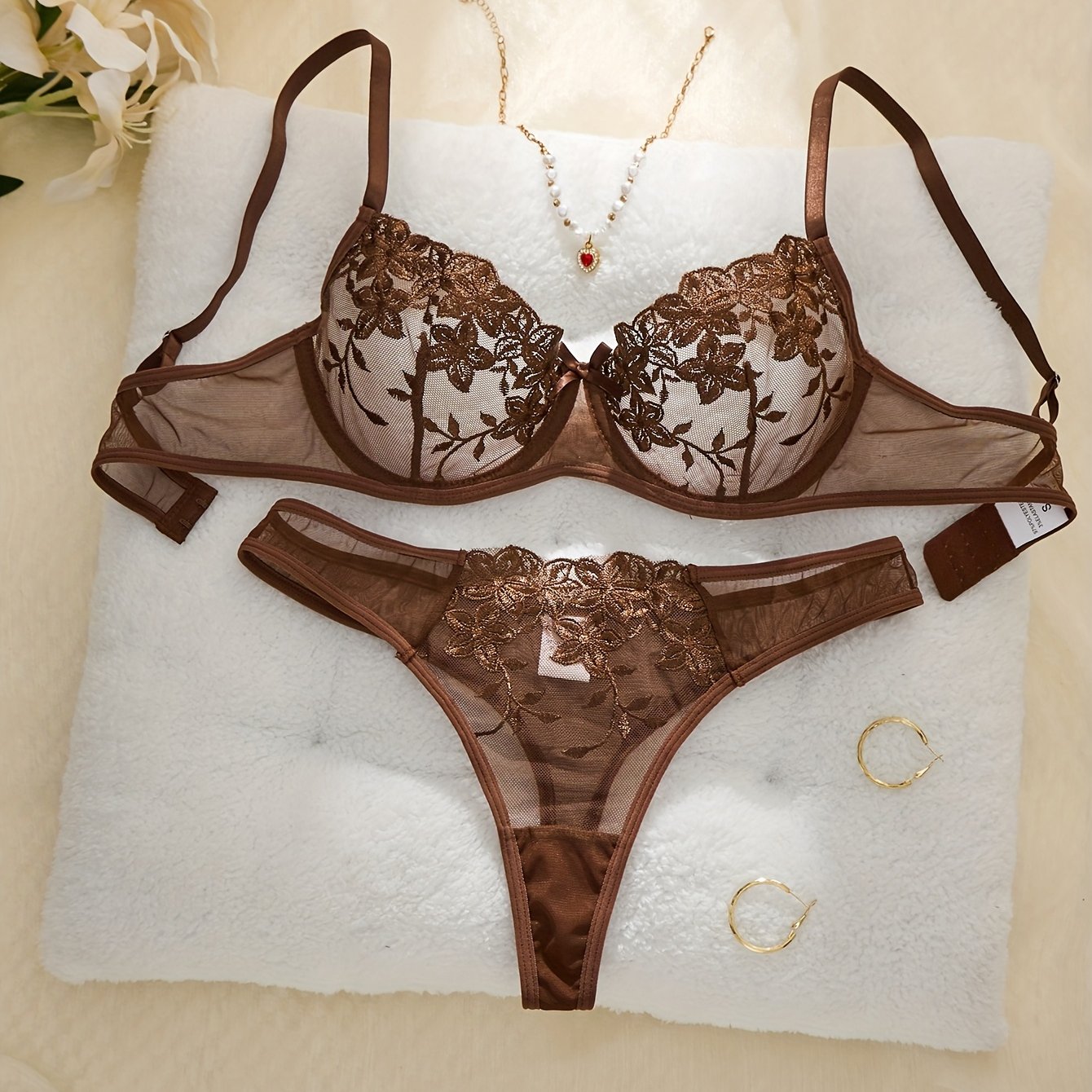 E-shop Kaffee-farbenes Damen Dessous Set mit floralem Stickerei, durchsichtiger BH mit Bügel und Dreieckslätzchen 2-teiliges Set, auffällige