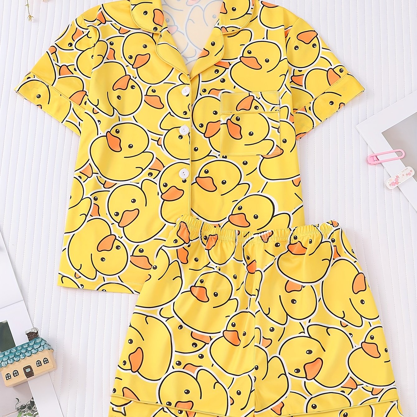 E-shop 2er-Set süße Damen-Pyjama mit kleinen gelben Enten-Print, Kurzarmhemd mit Reversknopf, weichem Oberteil und lockerer, elastischer Shorts,