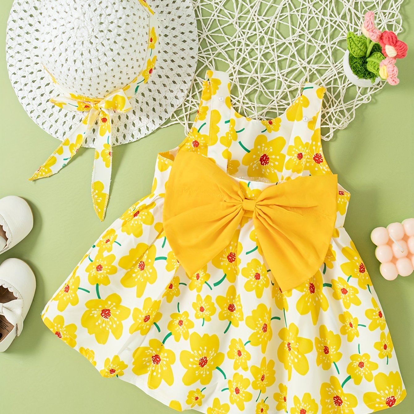 E-shop Ein zweiteiliges Set mit einem Kleid und einem Hut, für Sommer-Strandpartys und Urlaube, verziert mit Blumendrucken, ärmellosem Design, eckigem