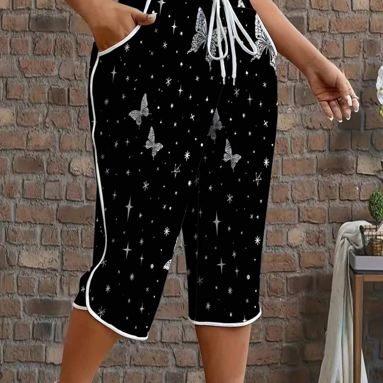 Image of Plus Size, Plus Size Women's Gothic Aesthetic Capri Pants - & Contrast Pocket Straight Leg Sweatpants, Elastic Waist Lightweight Stretchy Lounge Pants Suitable For Casual Wear,, Everyday Outfits