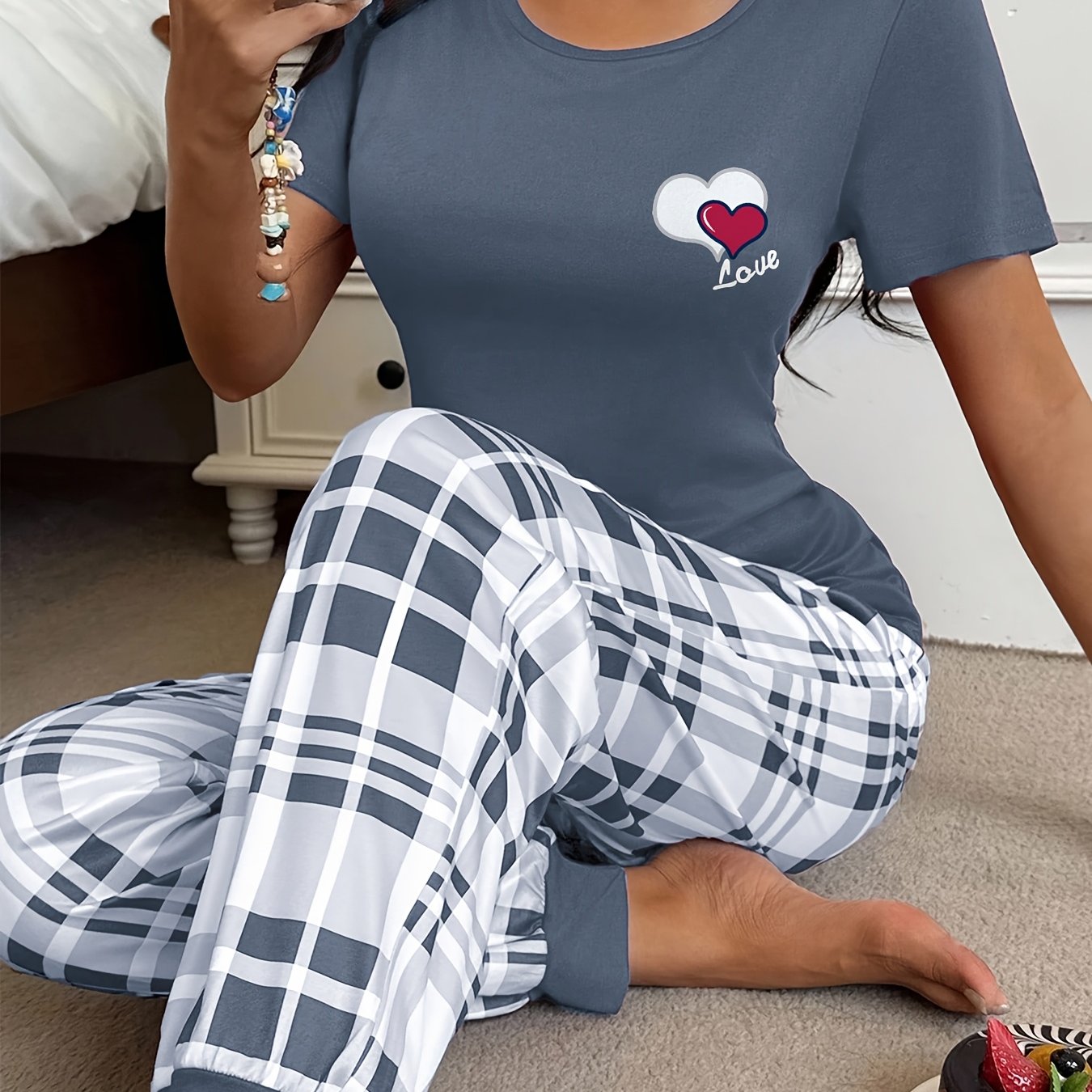 E-shop Lässiges Damen Set: Grau-Blau, mit doppeltem Herz und "Love" Aufdruck, Rundhals Kurzarm Top mit grau-weiß karierten Pyjama Hose
