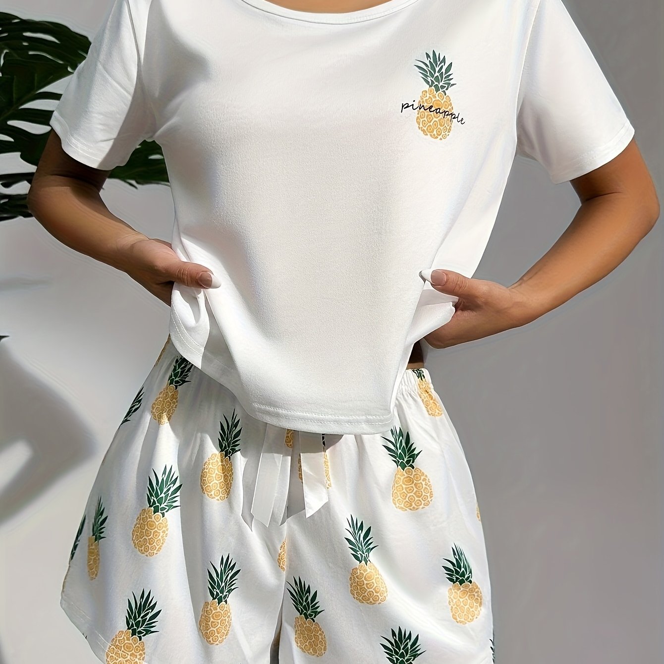 A Ladies' Pajama Set Featuring A Pineapple Print Theme, Consisting Of A Soft, Loose-fitting Short-sleeve Top And Elasticized Shorts, Suitable For Machine Or Dry Cleaning, Making It An For Sleepwear