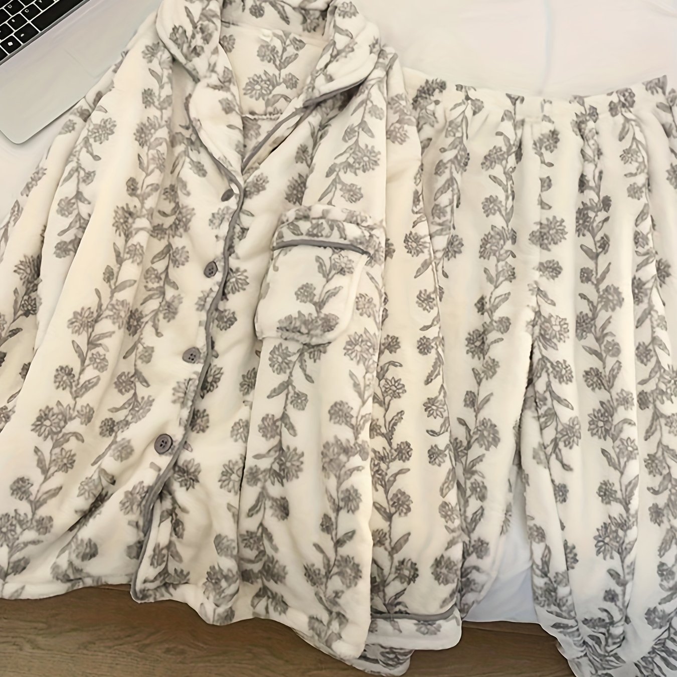 Nouveau ensemble de pyjama épais et chaud en polaire pour femme, automne et hiver, vêtement confortable et décontracté pour la maison, ensemble de pyjama pour femme, pyjama de bonne qualité pour femme, vêtements pour femme, pyjama épais femme, pyjama femme ensemble, ensemble pyjama femme, ensemble automne hiver, pyjama femme hiver