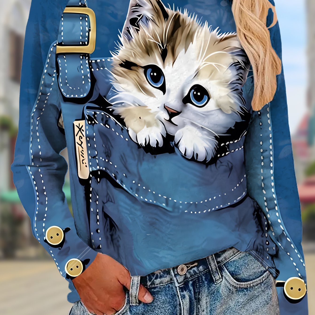 TEMU Une chemise à manches longues polyvalente pour femmes, d'un aux yeux qui sort d'une poche en denim, sur un . L'image est mignonne et amusante,