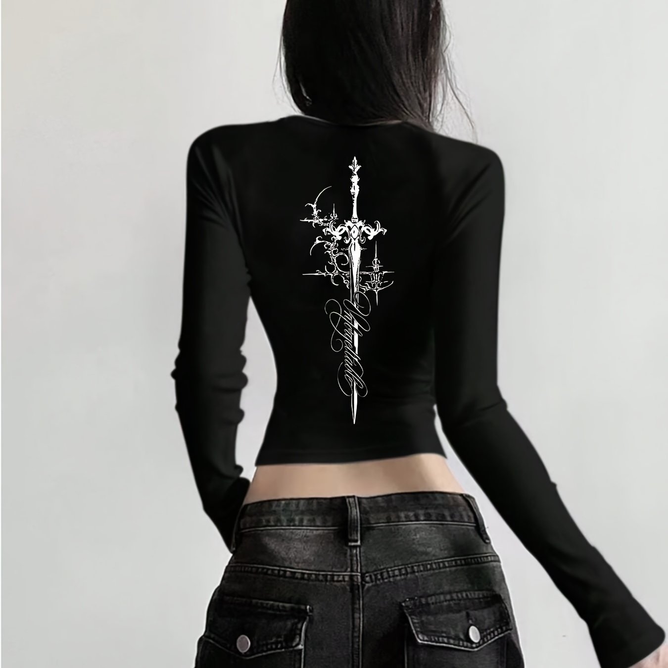 TEMU 원피스 여성 캐주얼 탑, 유럽 및 미국 트렌디 빈티지 홈웨어 타이트 숏 우아한 긴팔 티셔츠 베이스 레이어 셔츠, 니치 하이웨이스트 허리 드러움 패션 다크 고딕 스타일 울트라씬 라인 소드 크로스 레터 프린트 패턴 탑, 핫한 외출 필수 아이템
