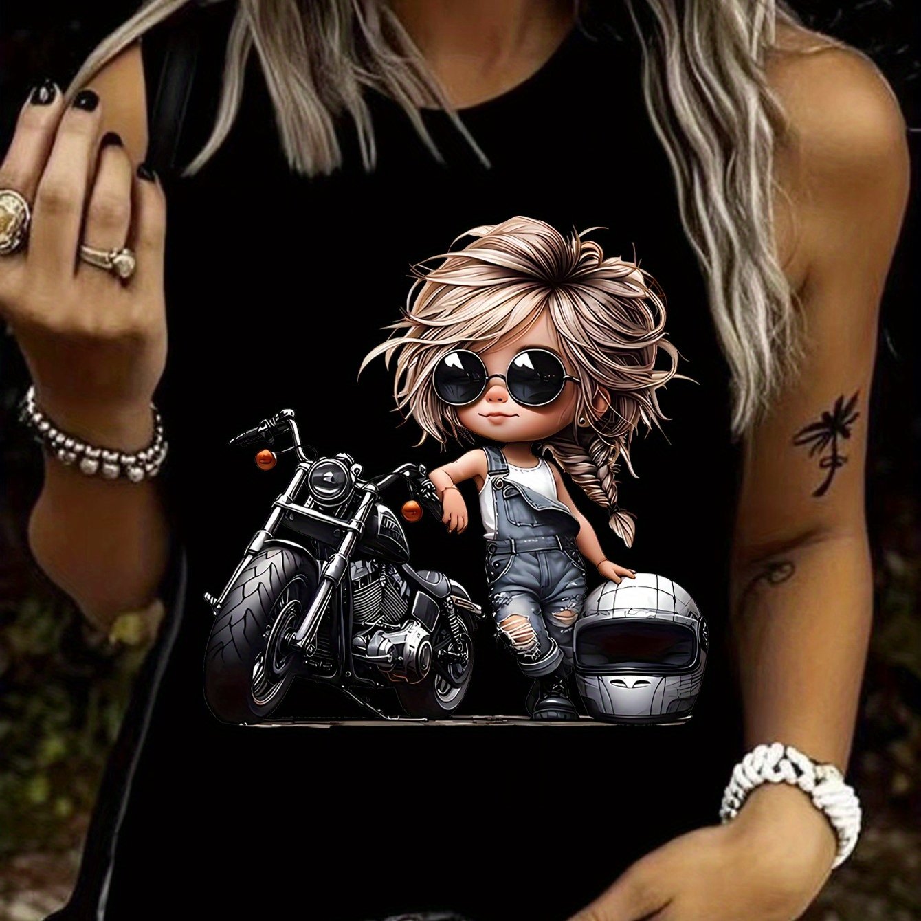 E-shop A mit geflochtenem Haar, Motorrad-Print-Top, ein Vintage-Biker, eine Weste für Motorradenthusiasten, ein Geschenk für Fahrer