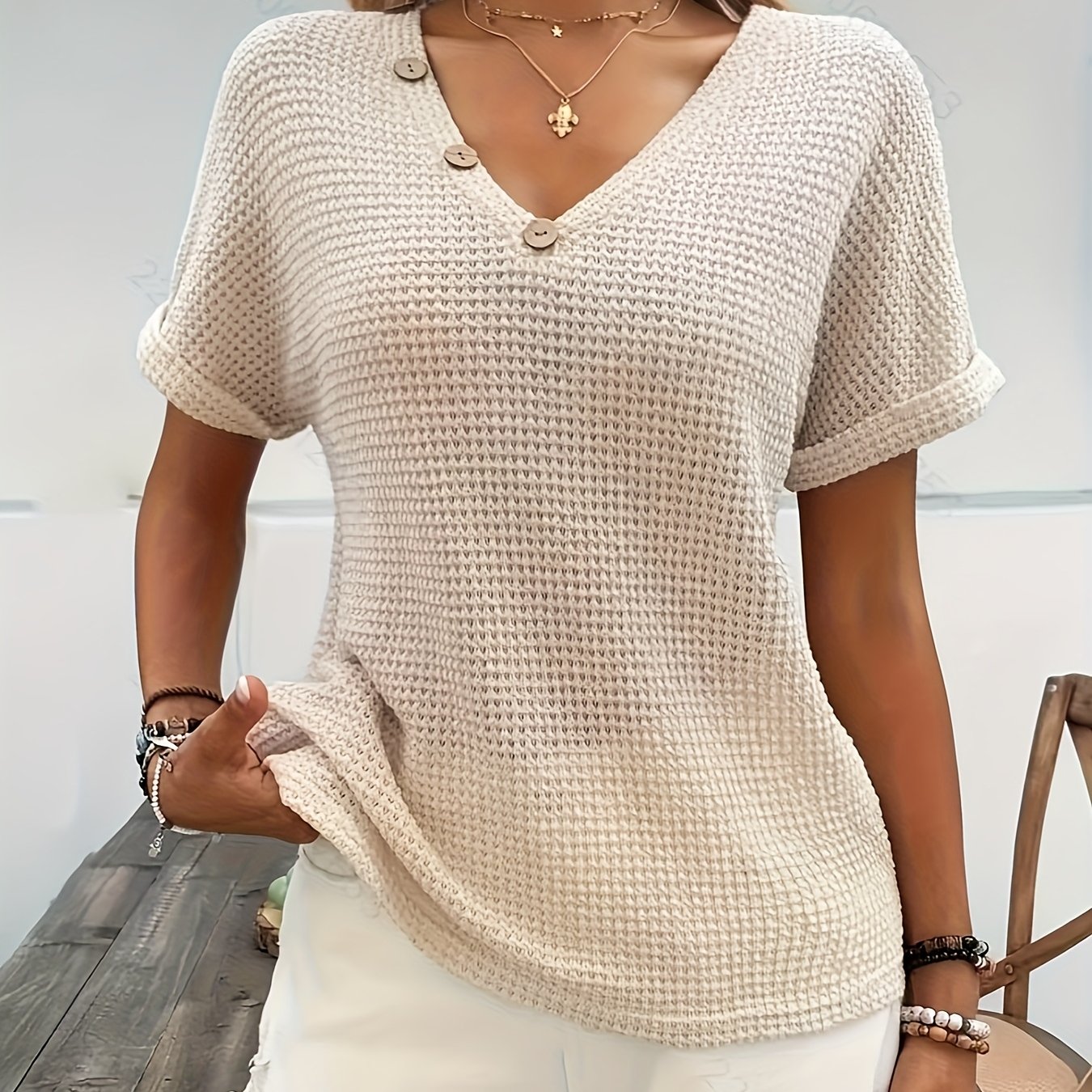 E-shop Lässiges Damen T-Shirt mit Fledermausärmeln und V-Ausschnitt - Dehnbares, halbtransparentes, leichtes Oberteil mit Kunststoffknöpfen,