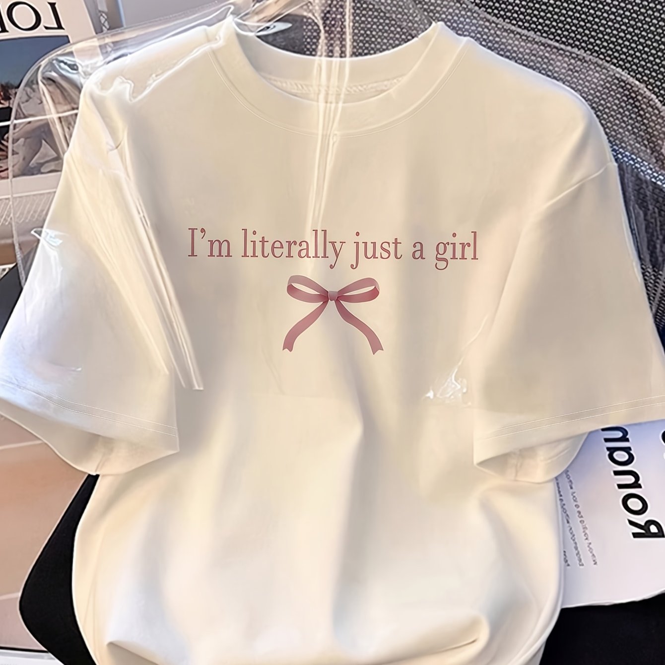 TEMU 나는 보통 사람이고 여름 캐주얼 패션 티셔츠를 입고 있어요. 리본 프린트가 있어 친근하고 포용적인 디자인입니다.