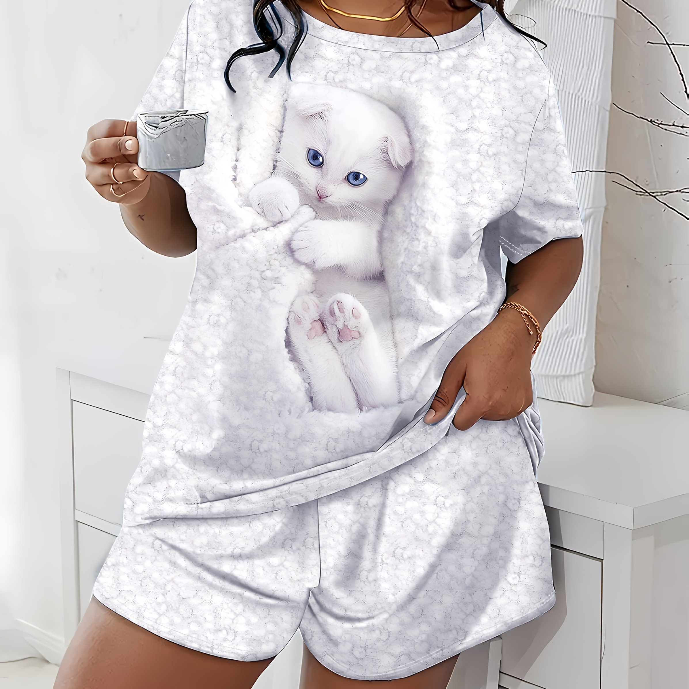 Image of Plus Size - Plus Size - Plus Size Sleepwear Set For Women Featuring A Short-sleeve Round Neck T-shirt And Shorts With A Cat Print
