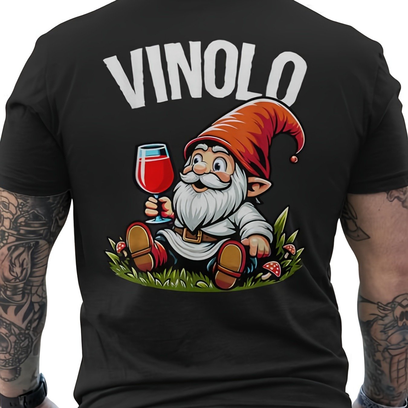 Image of Nanoinolo Amantiino Funny Nano Conino 's Back Print T-shirt | Gnome Design With Wine Glass, Casual Crew Neck, Short Sleeve, Regular Fit, Perfect Gift For Adults, Wear, Casual Attire, Graphic Tee