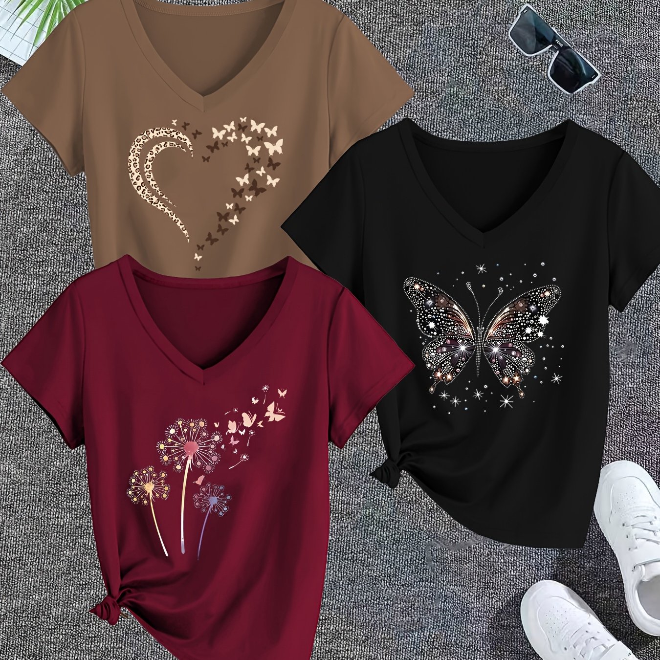 E-shop Ein Set aus drei Damen Kurzarm-T-Shirts mit einem lässigen V-Ausschnitt und Schmetterlingsdruck. Bequem und vielseitig, diese atmungsaktiven