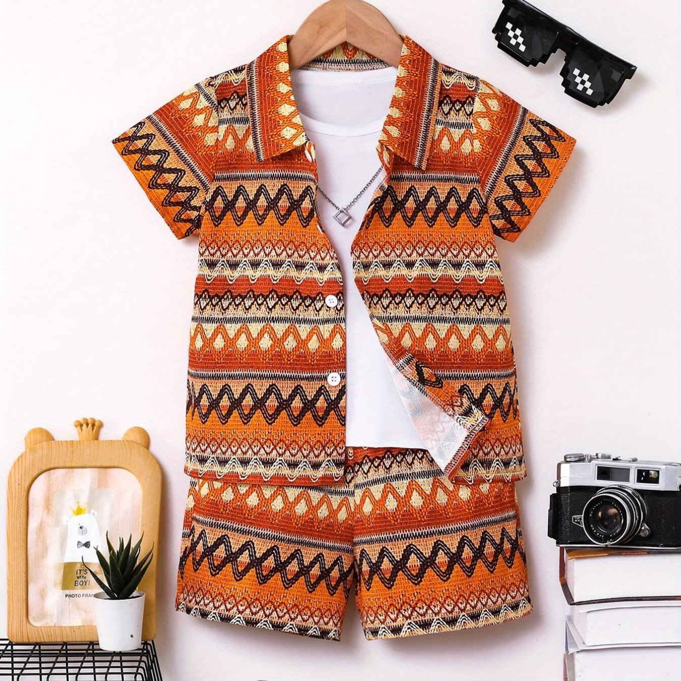 Boys' Short-sleeve Shirt And Shorts Set Featuring A , Perfect For Casual . This Lightweight And Comfortable Outfit Is Ideal For Outdoor Sports And Leisure Activities