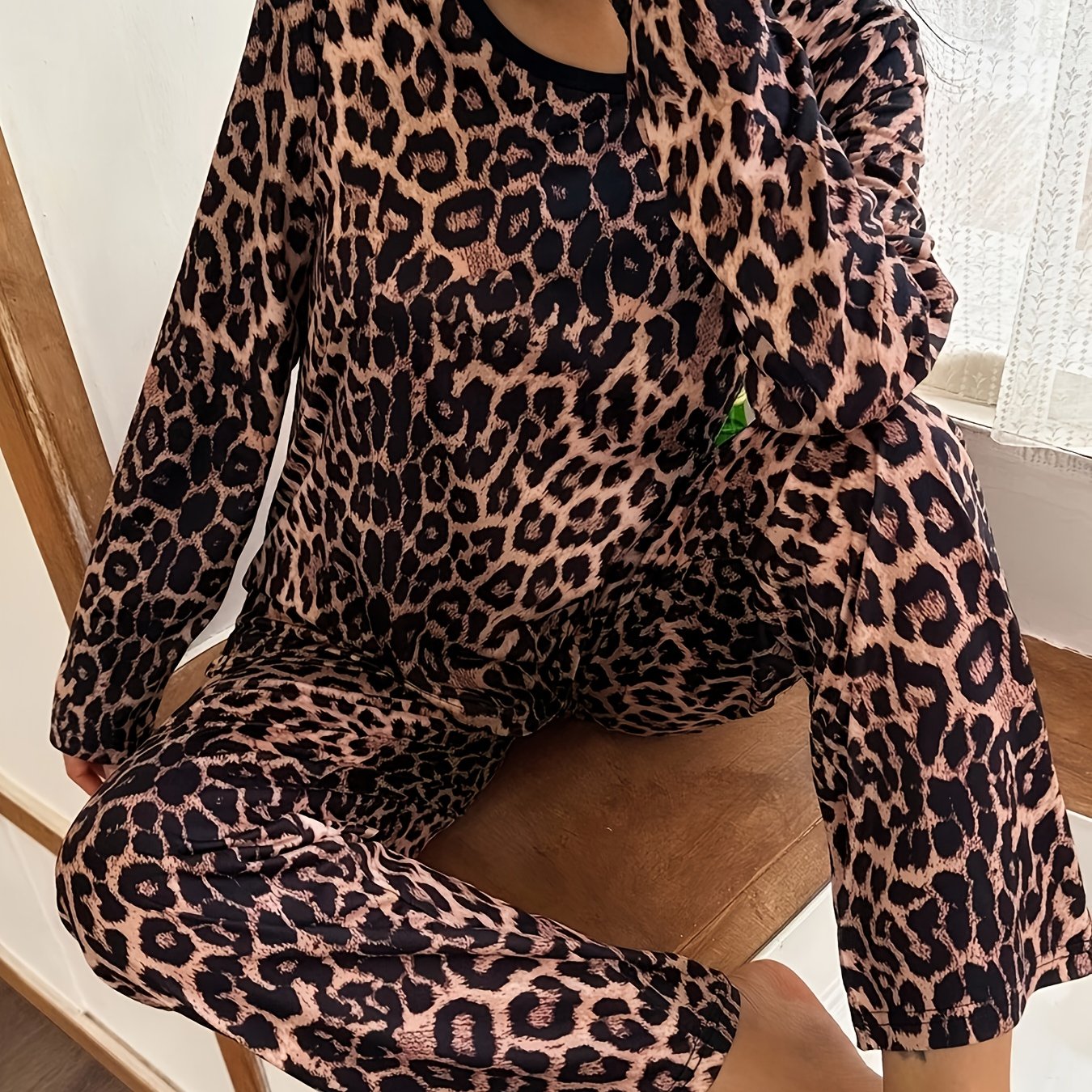 E-shop Damen Pyjama Set. Bequemes Rundhals-Top und mit elastischem Bund sind für Zuhause.