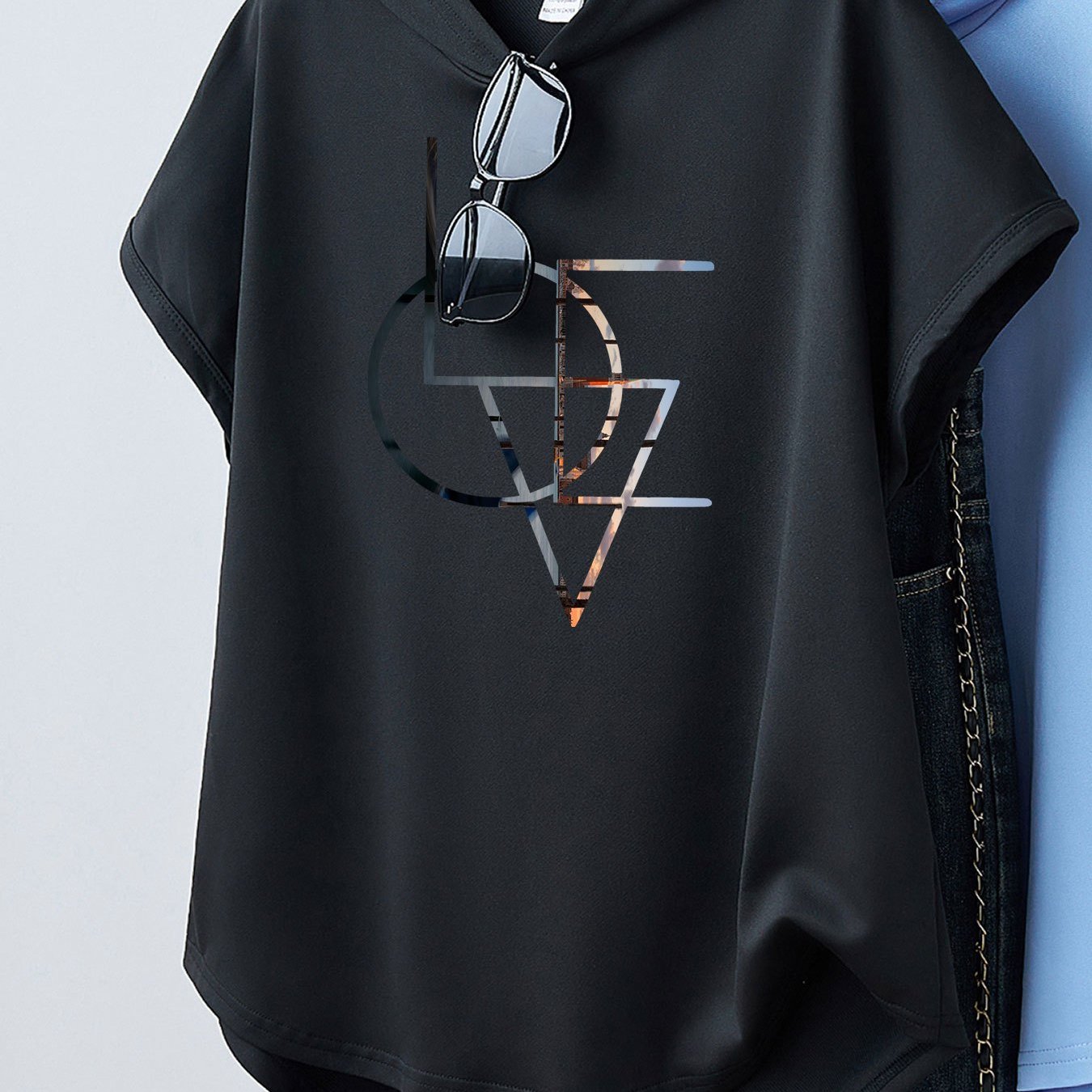 E-shop modisches Oberteil: Stilvolles Damen-Kapuzenpullover mit taillierendem Fledermausärmel kurzen Ärmeln mit metallischem geometrischem